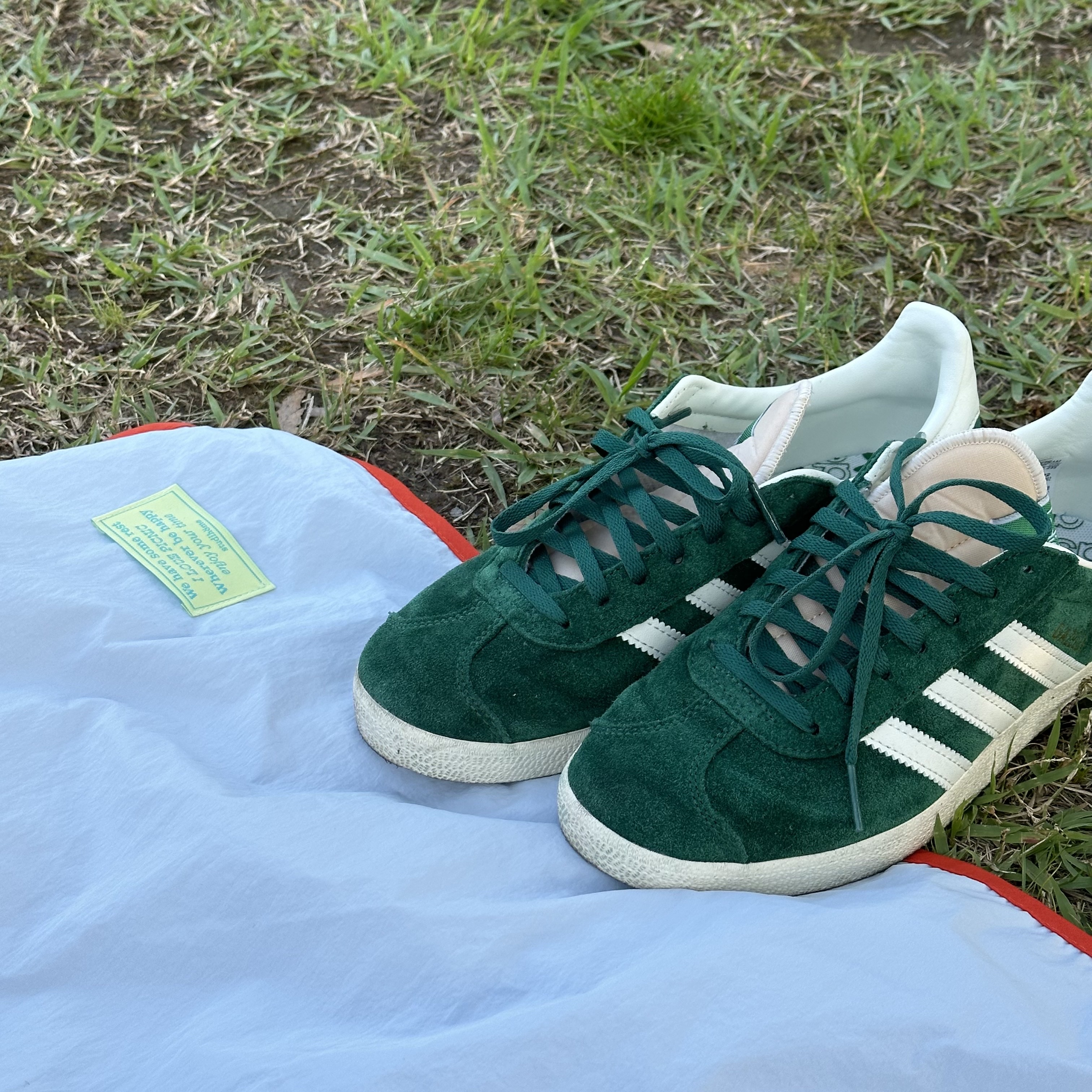 Adidas Gazelle Dark Green Cream White 착용 스타일 - 2