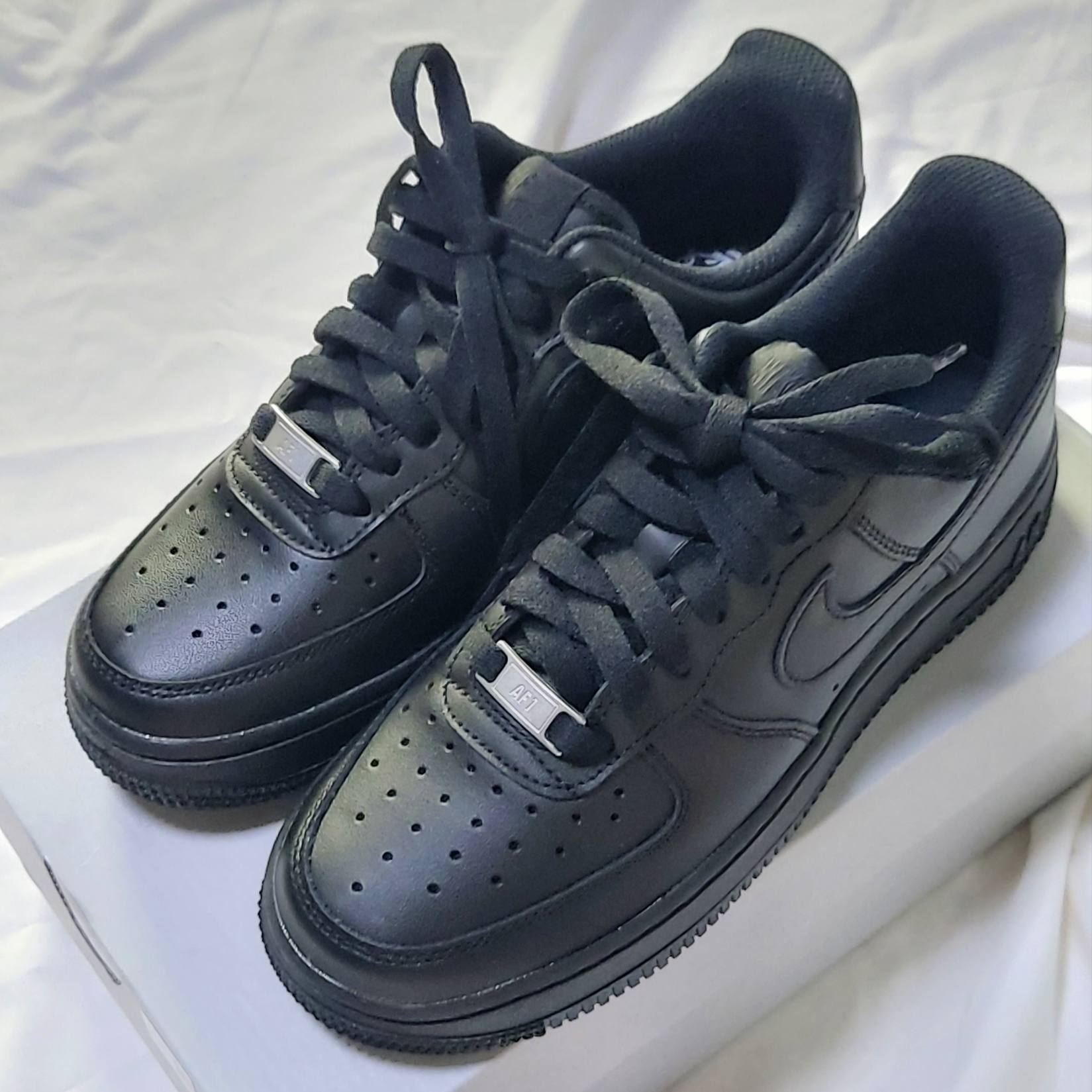(W) Nike Air Force 1 '07 Low Triple Black 착용 스타일 - 2