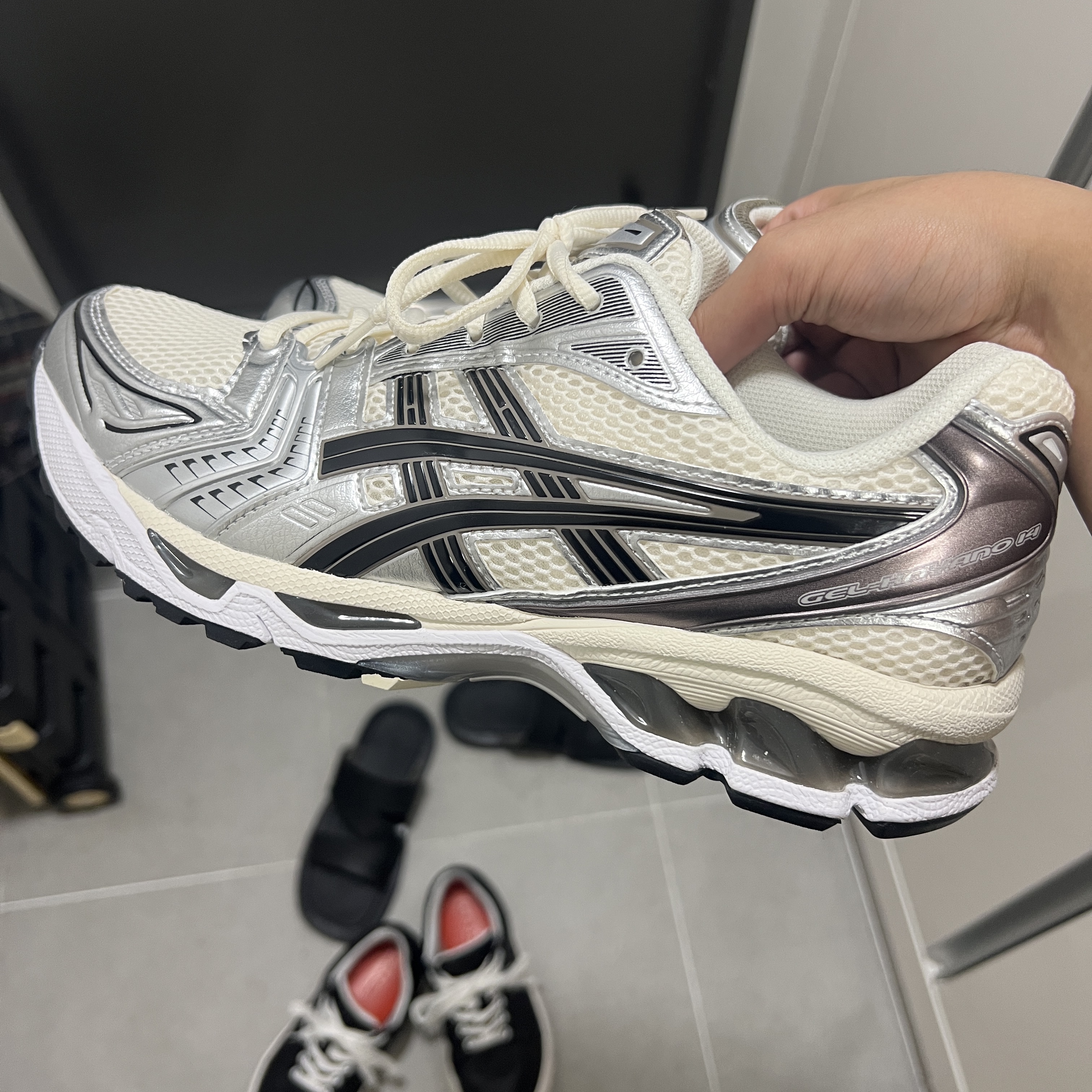 Asics Gel-Kayano 14 Cream Black 착용 스타일