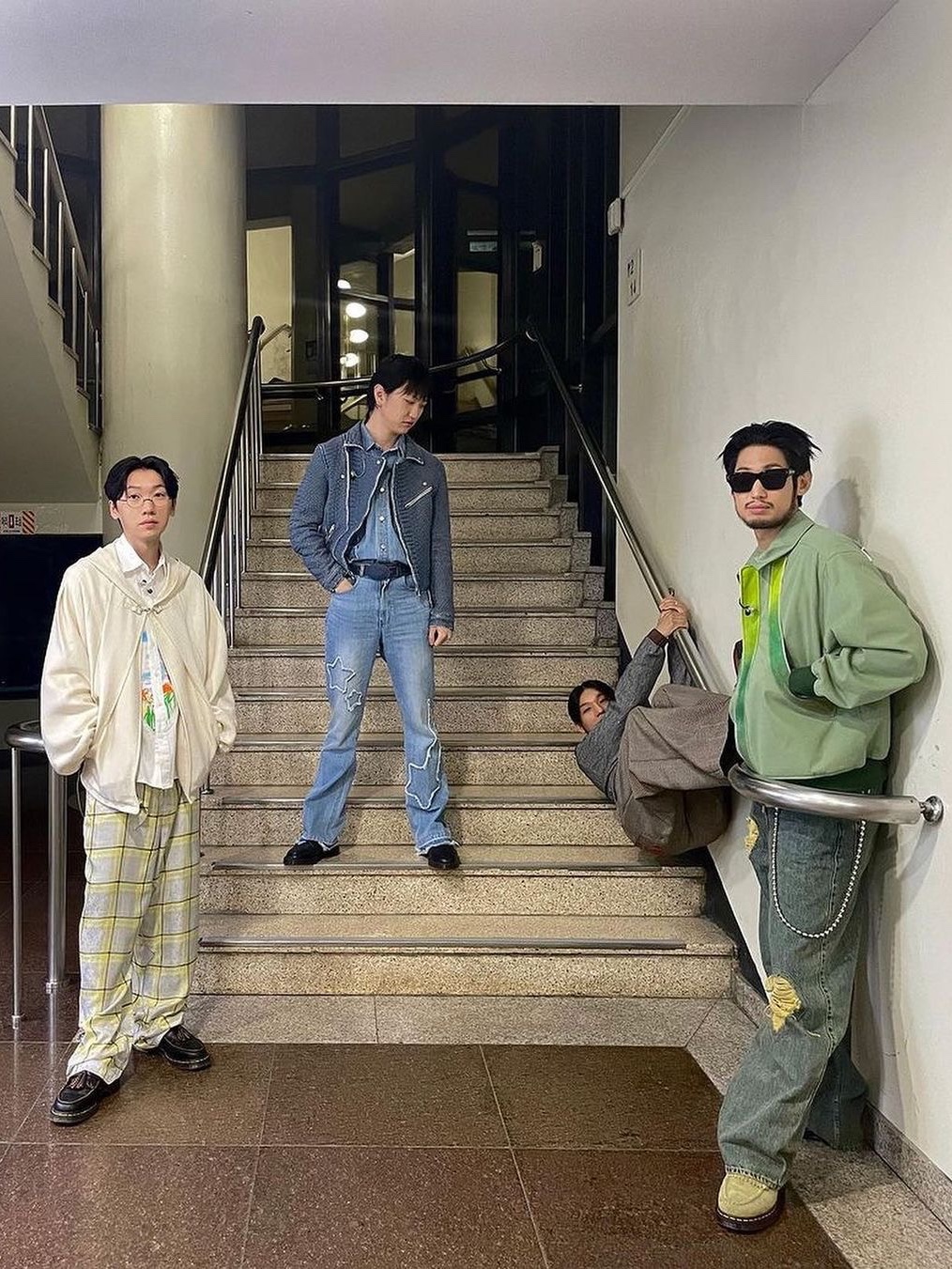 The Museum Visitor Star Damaged Denim Half Shirts Light Blue, The Museum Visitor Star Damaged Bootscut Denim Pants Light Blue 착용 스타일 - 1