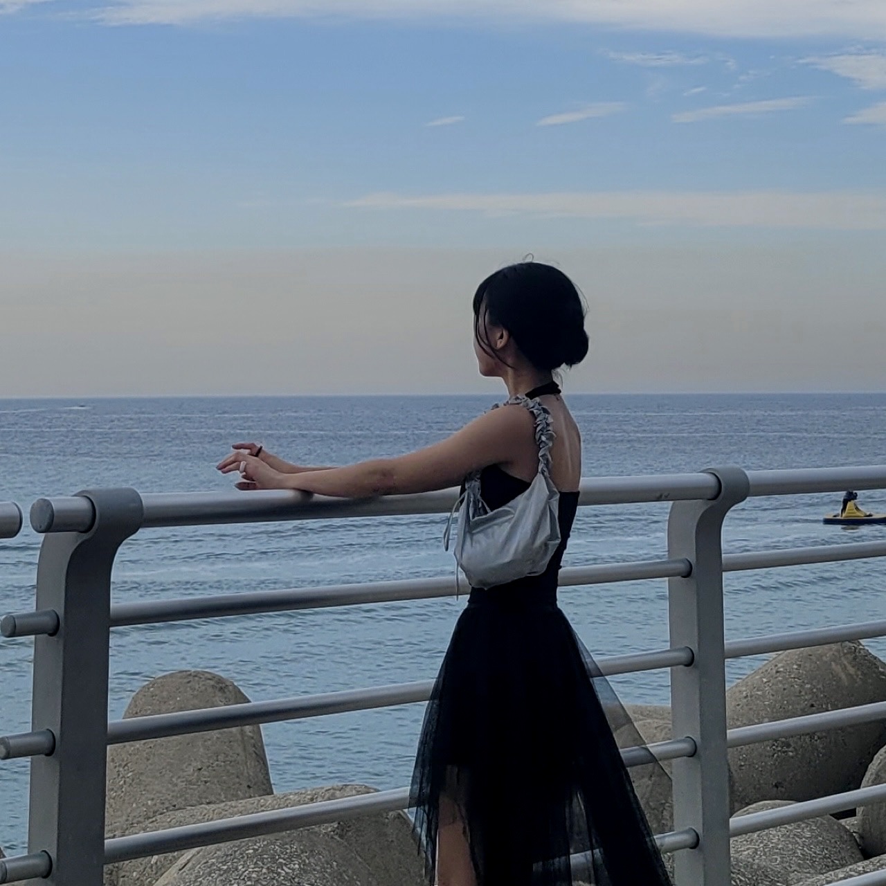 Adidas Ozweego Core Black 착용 스타일 - 1