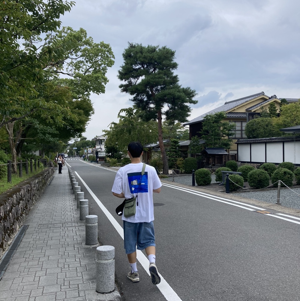Uniqlo UT x Kaws Short Sleeve Graphic T-Shirt White 착용 스타일 - 1