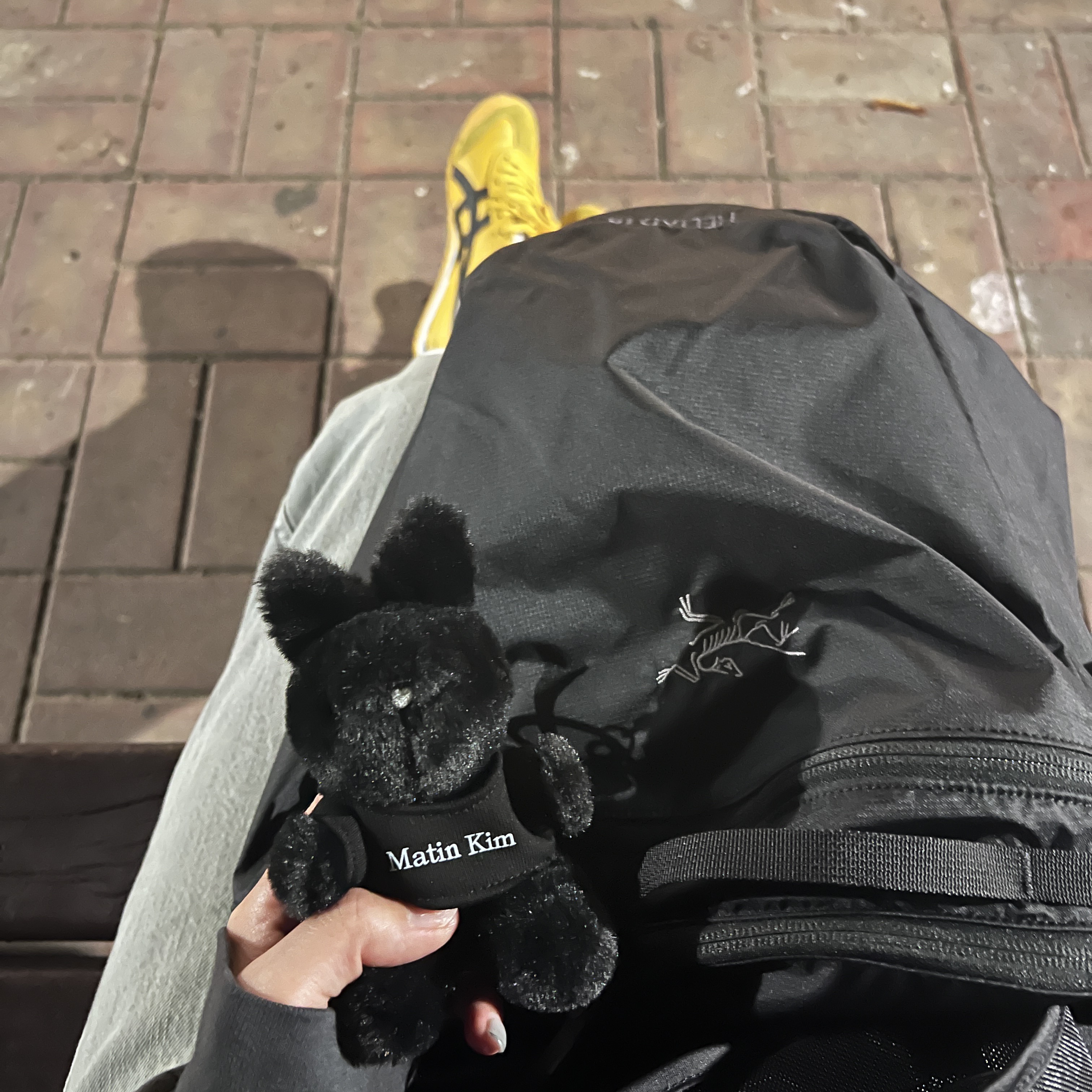 Matin Kim Black Bunny Toy Keyring Black, Arc'teryx Heliad 15 Backpack Black 착용 스타일 - 1