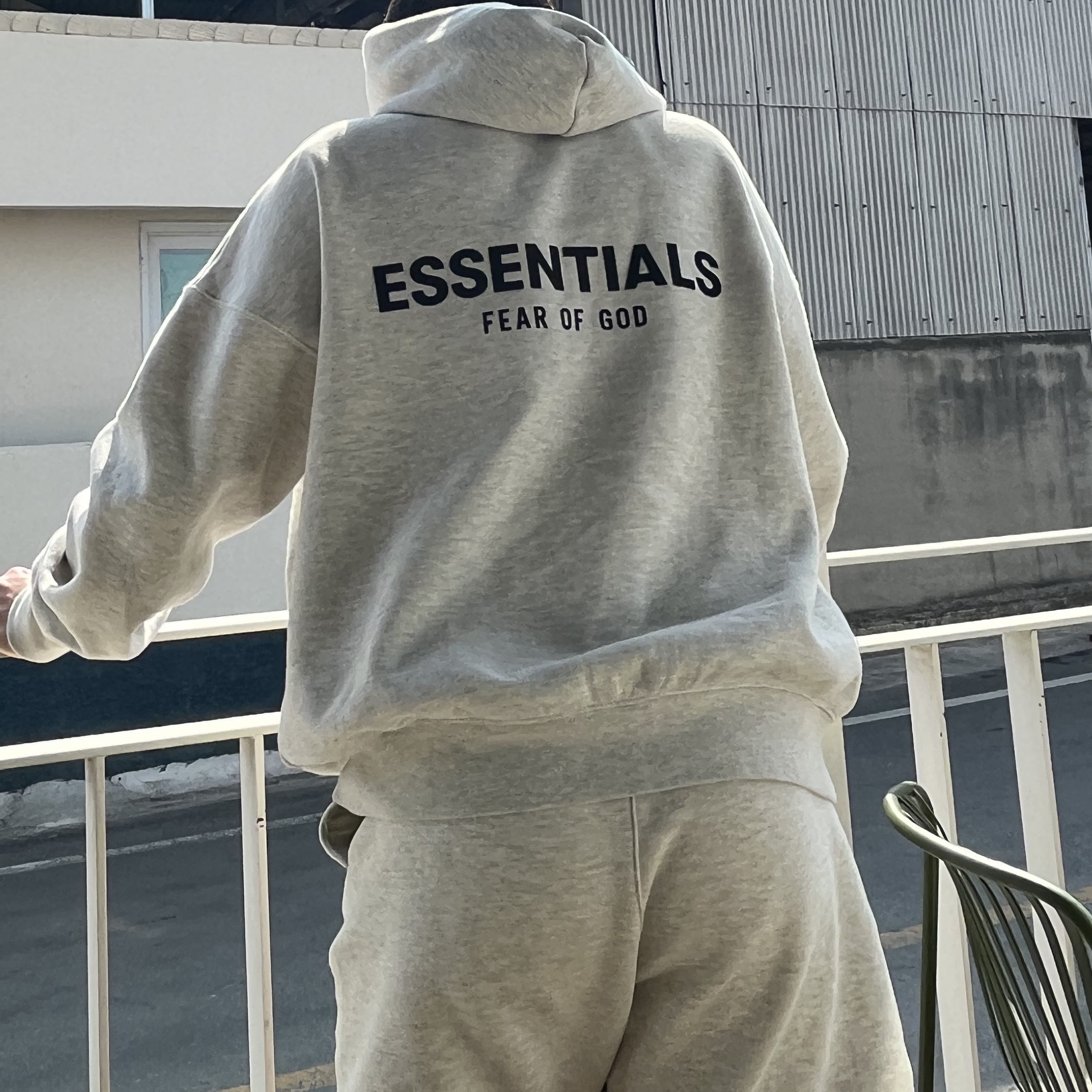 Essentials The Core Collection Hoodie Light Oatmeal 착용 스타일