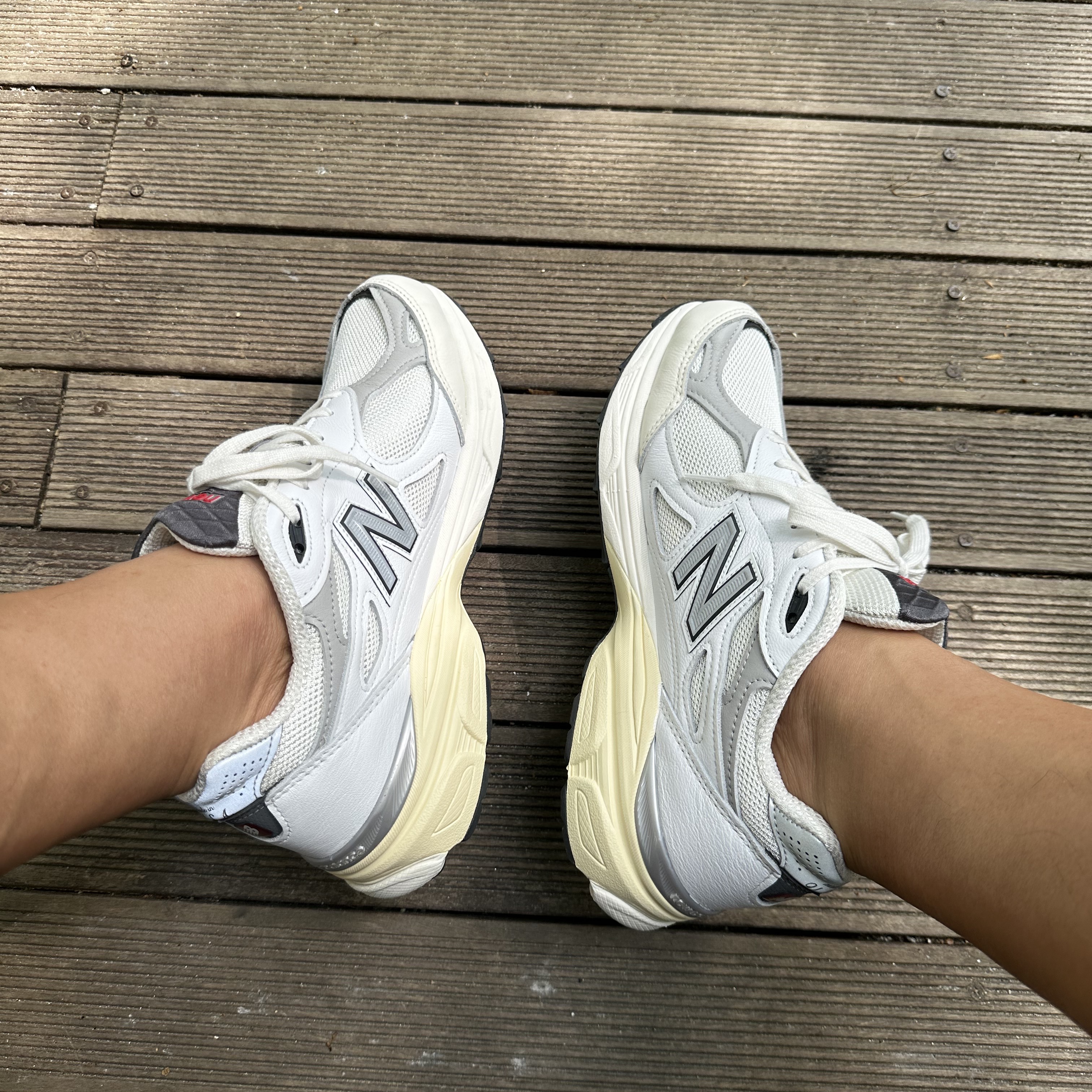 New Balance 990v3 Made in USA Sea Salt 착용 스타일 - 1