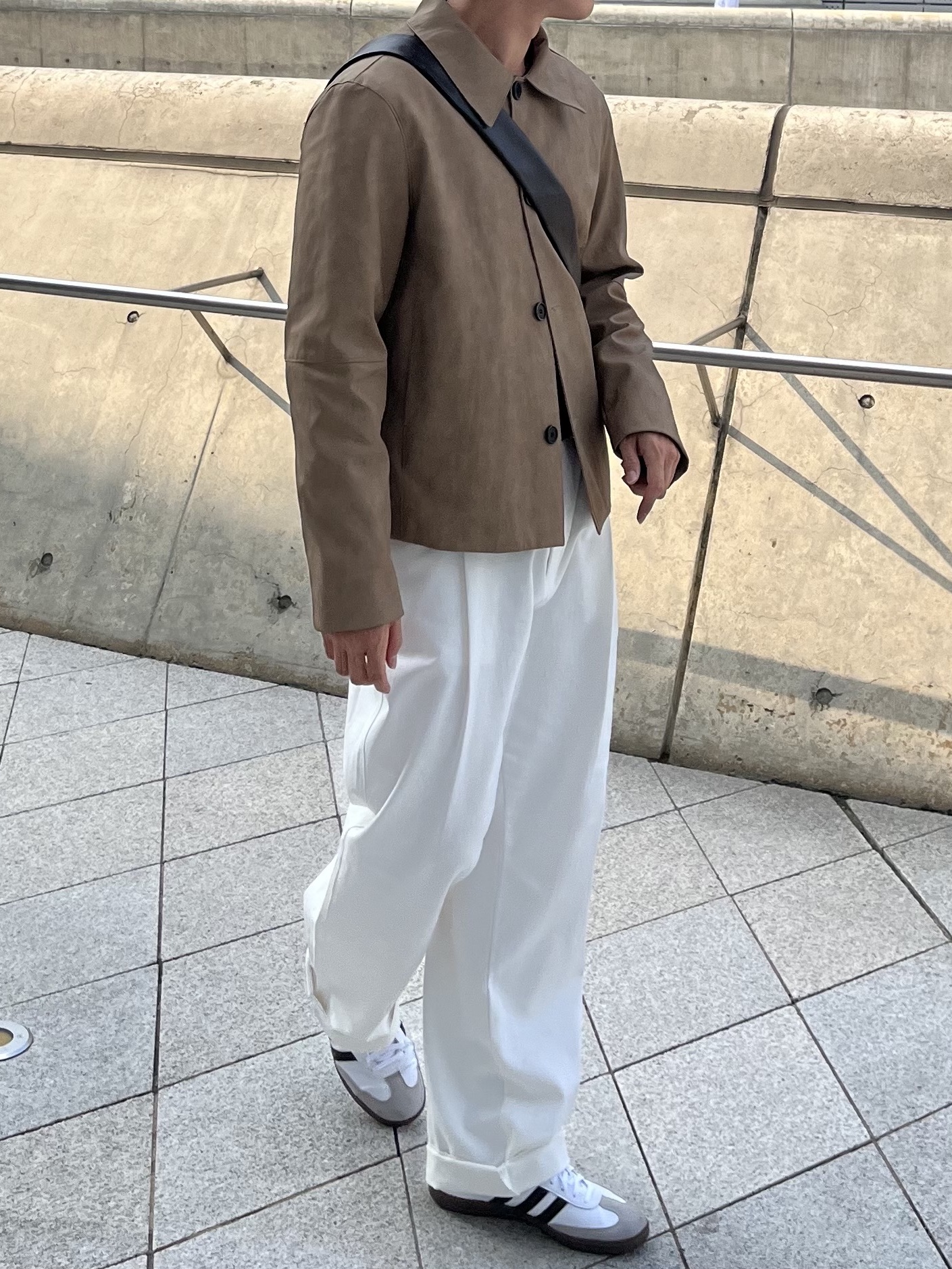 Adidas Samba Vegan White Black, Lemaire Large Croissant Bag Soft Nappa Leather Dark Olive 착용 스타일 - 2