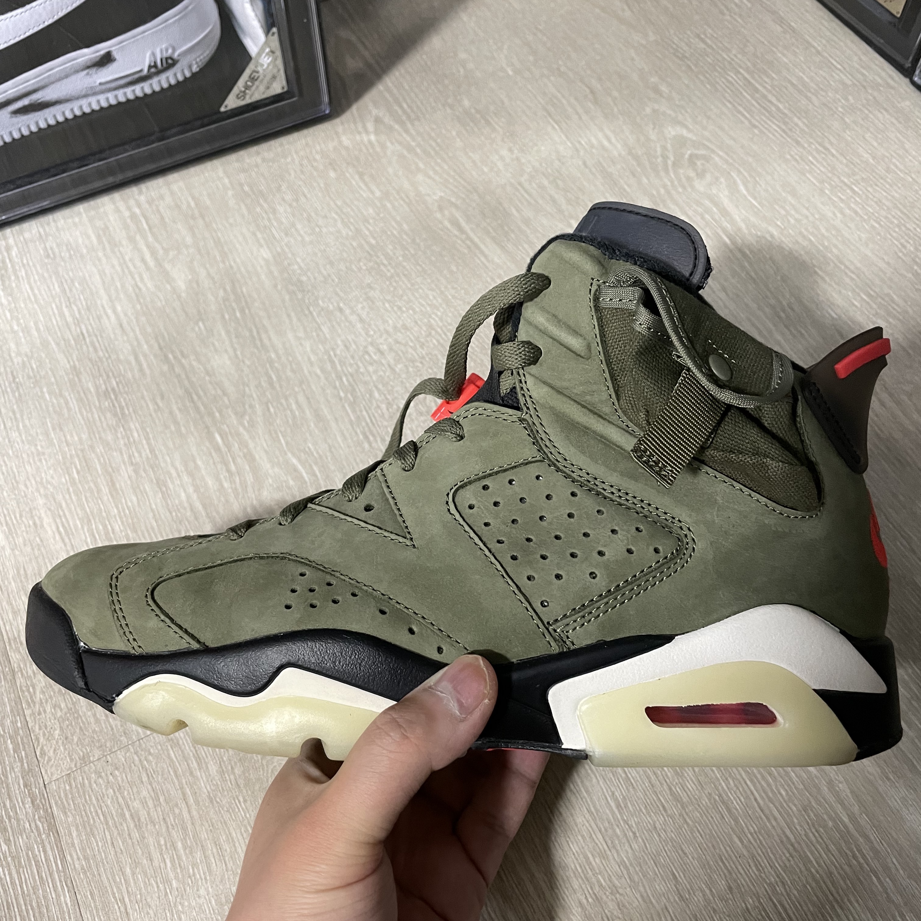 Jordan 6 x Travis Scott Retro Olive 착용 스타일