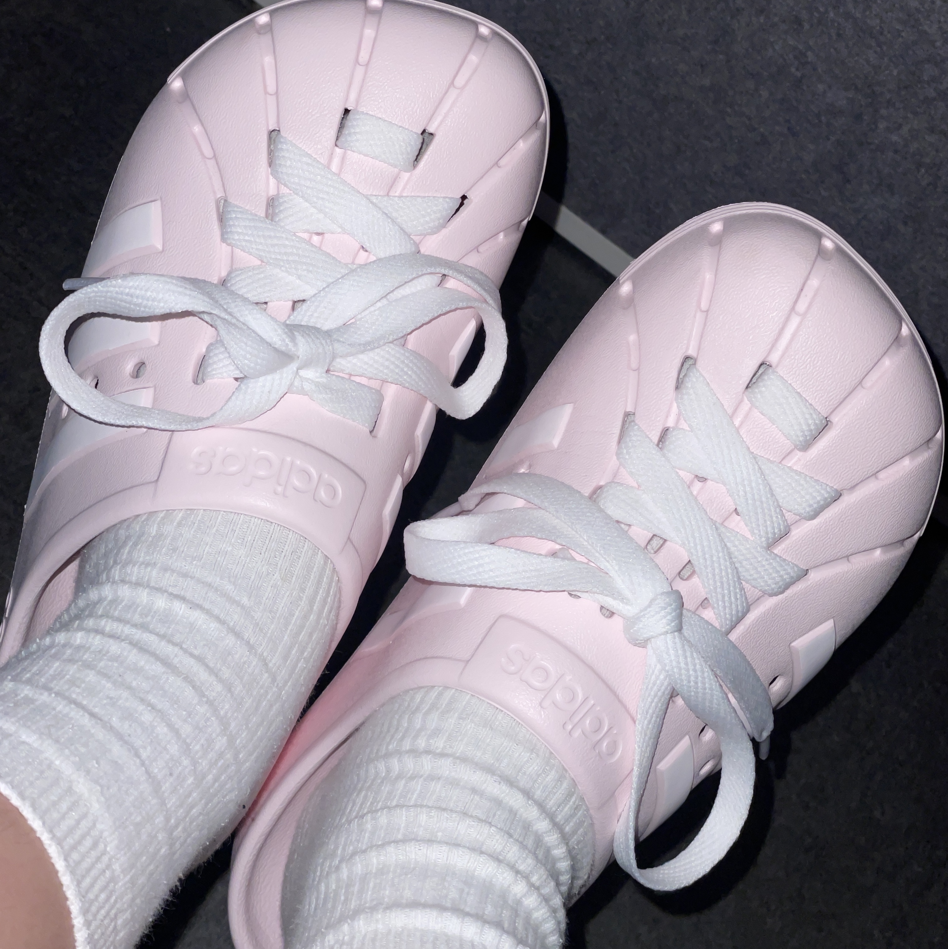 Adidas Adilette Clogs Almost Pink 착용 스타일