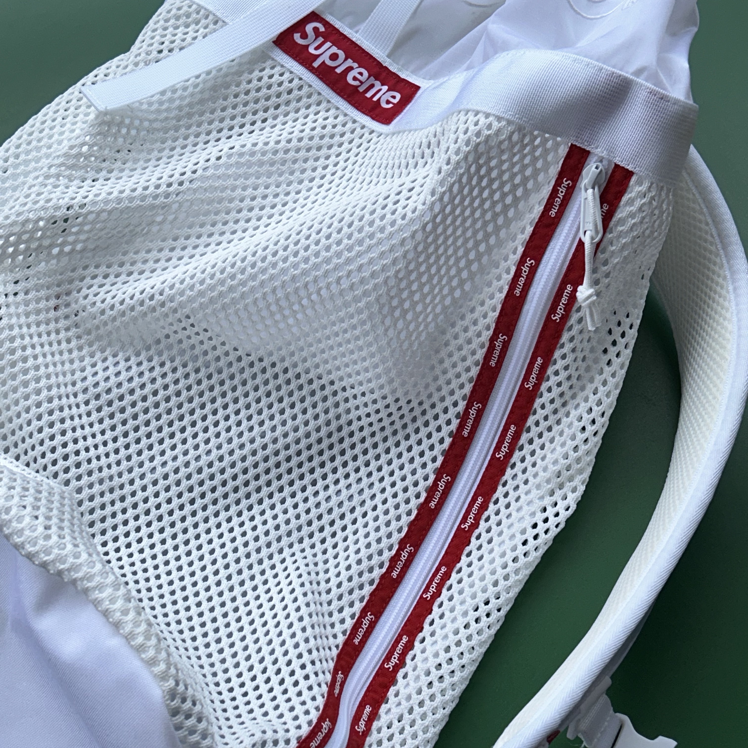 Supreme Mesh Backpack White - 23SS 착용 스타일