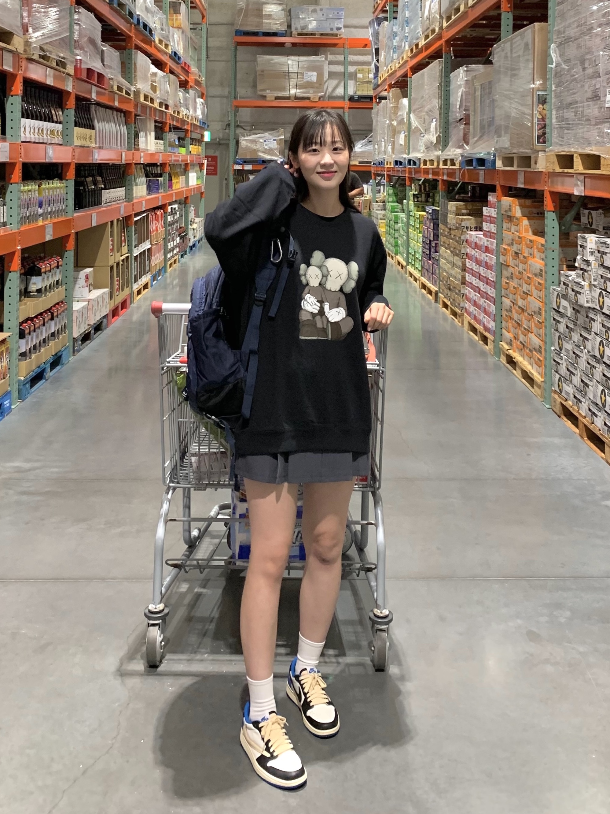 Uniqlo UT x Kaws Long Sleeve Sweatshirt Black, Jordan 1 x Travis Scott x Fragment Retro Low OG SP Military Blue 착용 스타일