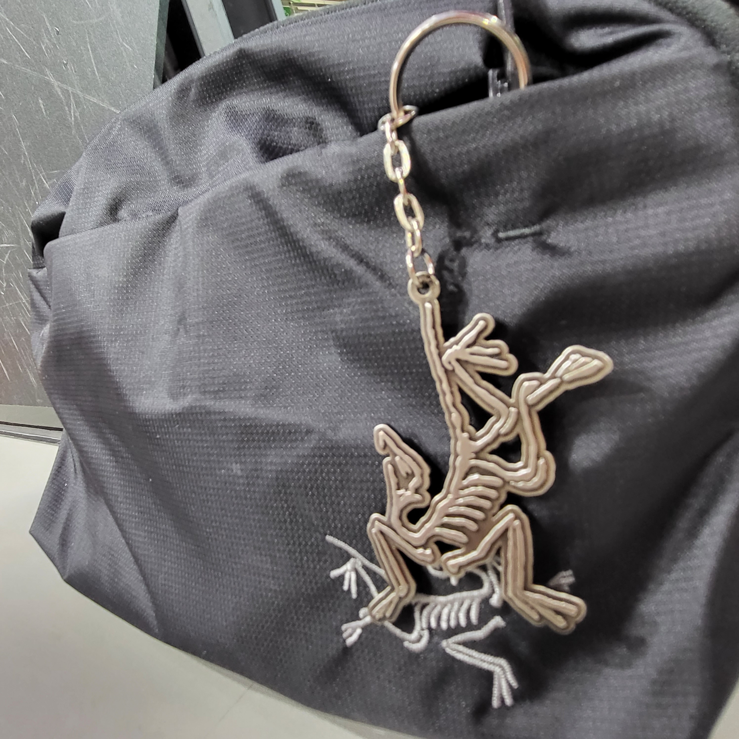 Arc'teryx Keyring Metal 착용 스타일