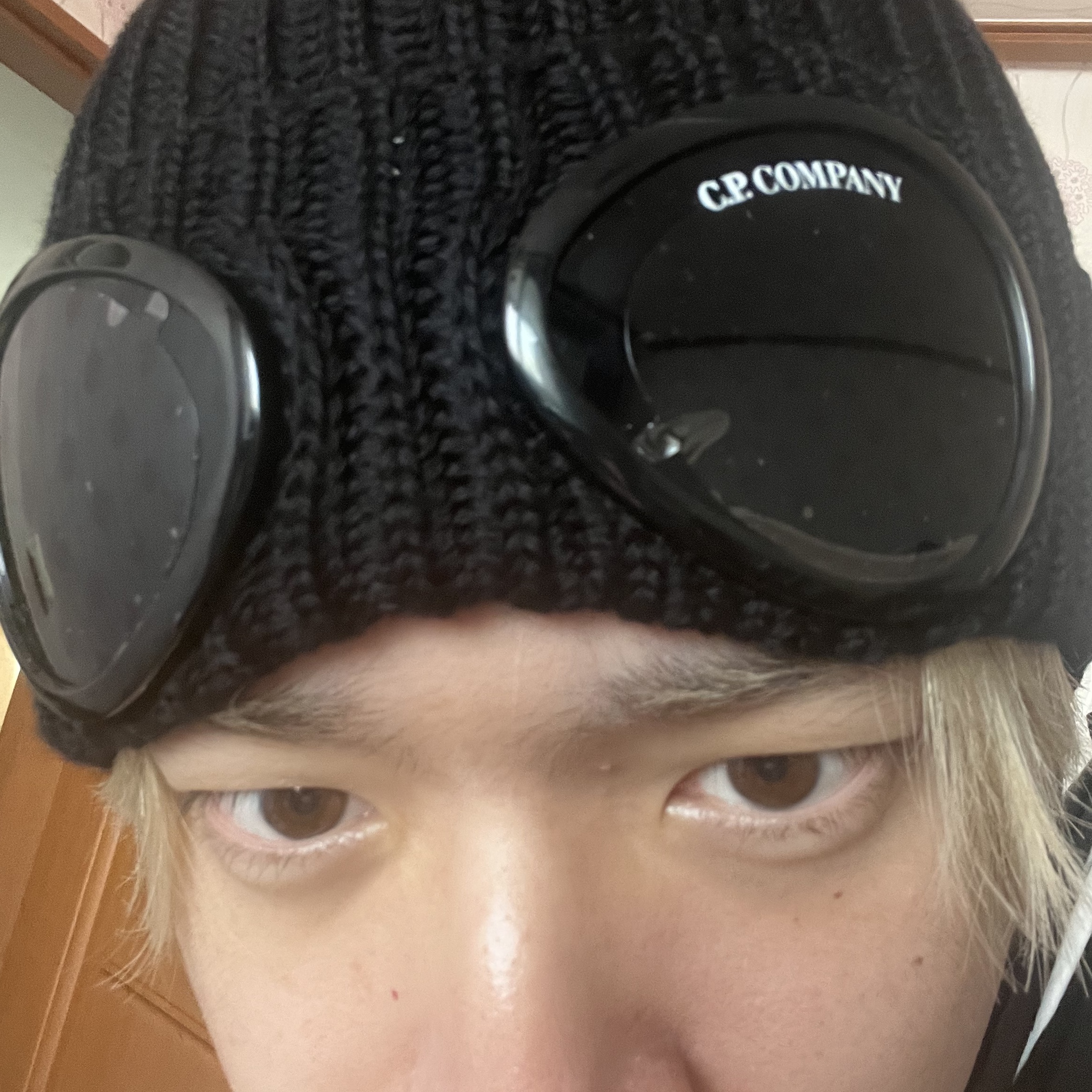 C.P. Company Extra Fine Merino Wool Goggle Beanie Black 착용 스타일