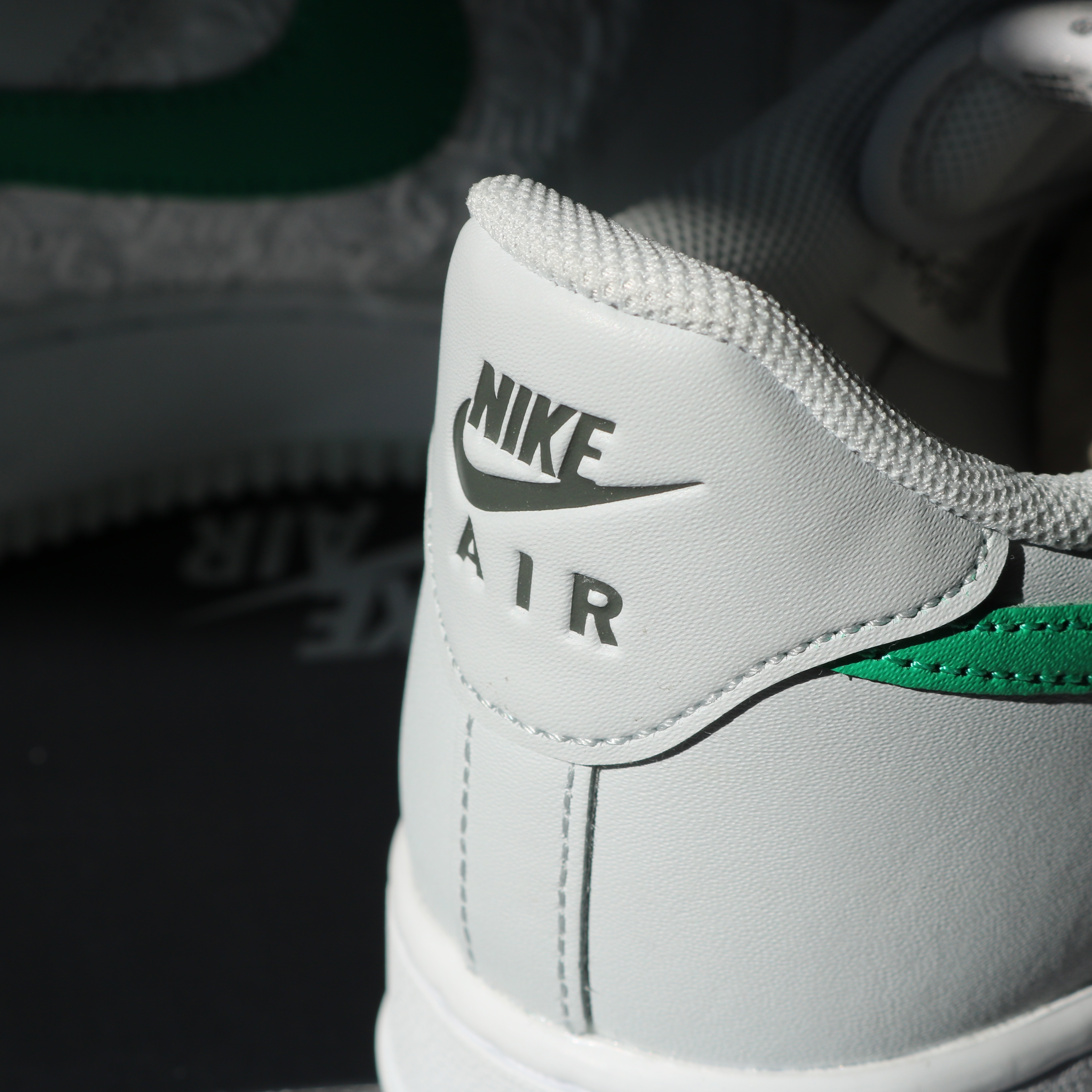 Nike Air Force 1 '07 Pure Platinum Stadium Green 착용 스타일 - 2