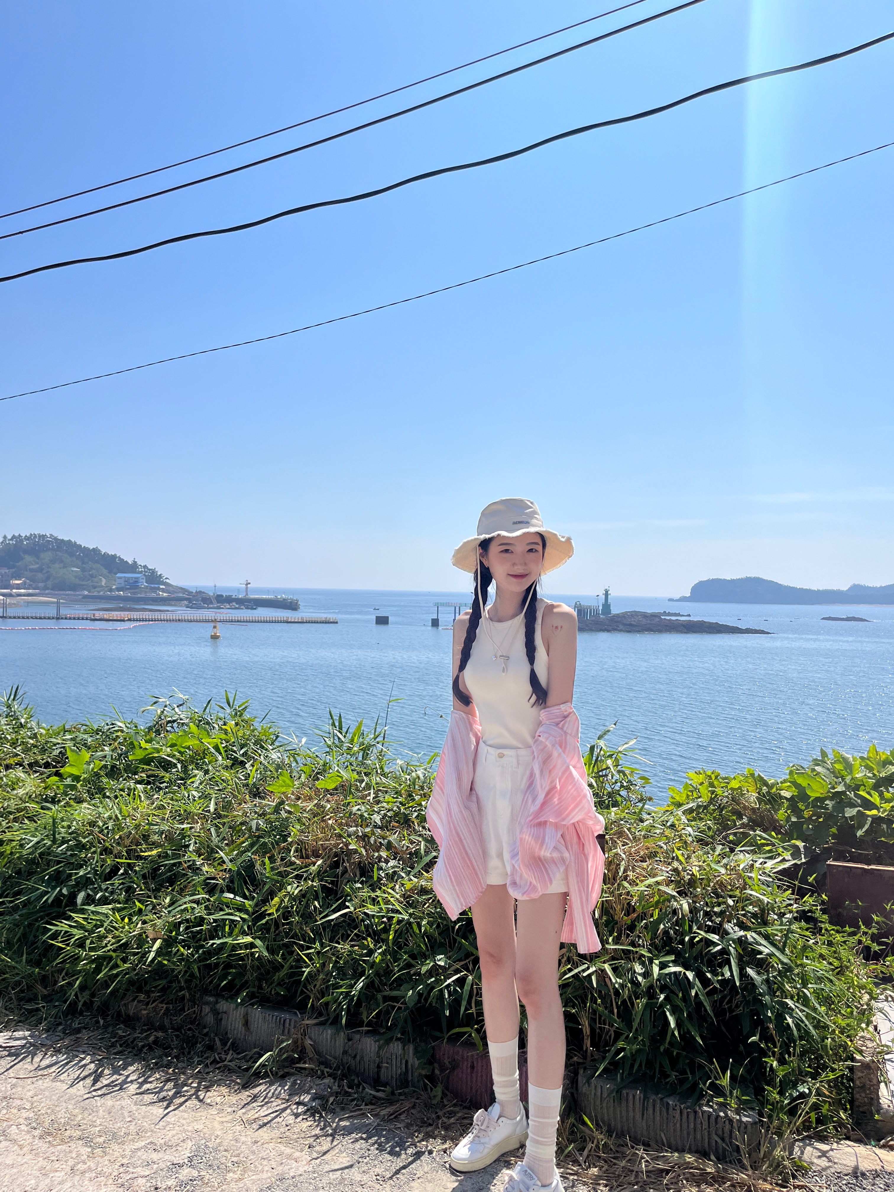 Jacquemus Le Bob Artichaut Bucket Hat Off White, (W) Autry Medalist Low Leather Sneakers White 착용 스타일 - 1