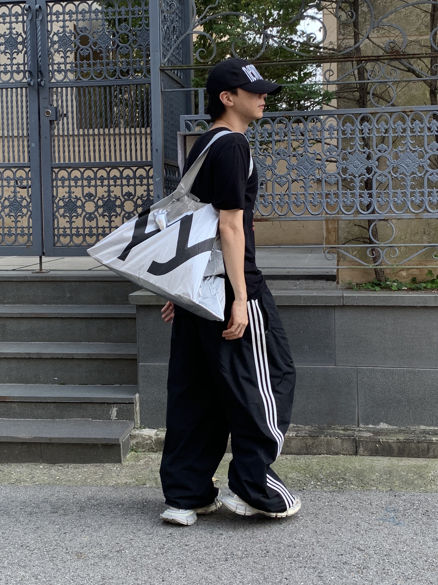 Balenciaga x Adidas Tracksuit Trousers Black, (W) Balenciaga 3XL Sneakers Light Beige 착용 스타일 - 3