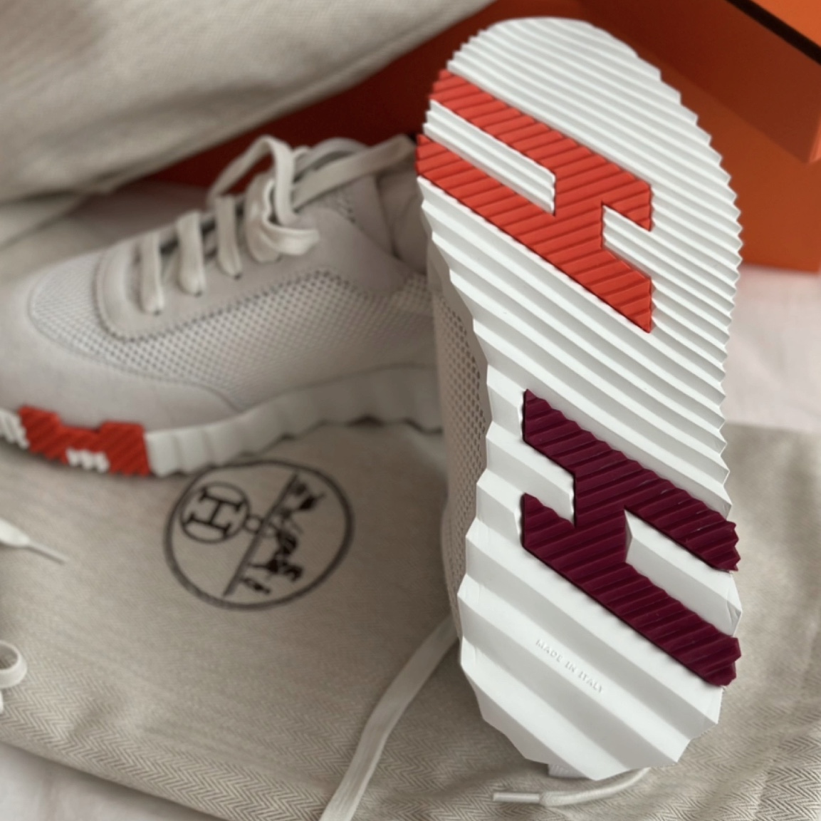 (W) Hermes Bouncing Sneakers Mesh Suede Goatskin & Blanc 착용 스타일 - 2