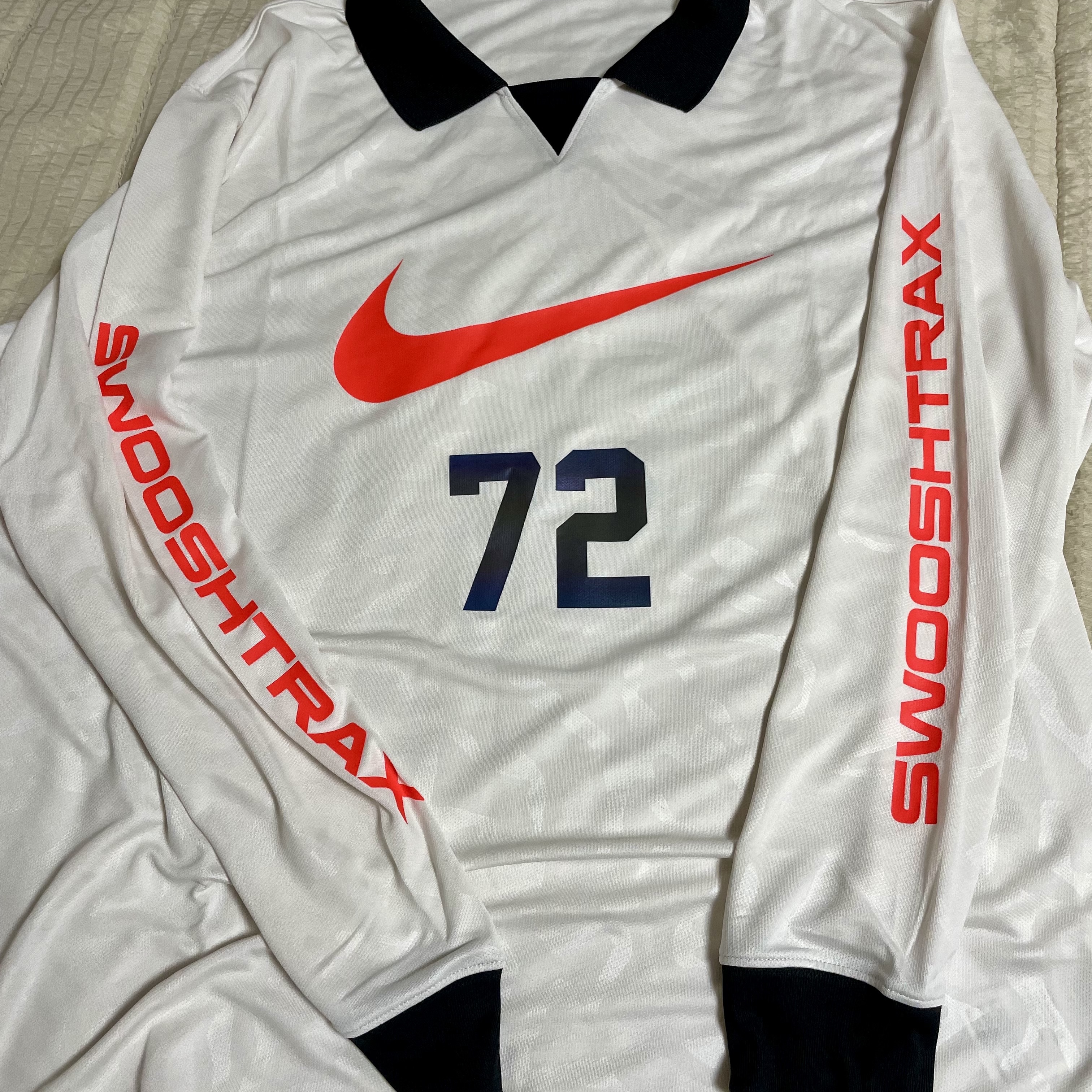 Nike NSW Long Sleeve T-Shirt Phantom Black Bright Crimson 착용 스타일 - 1