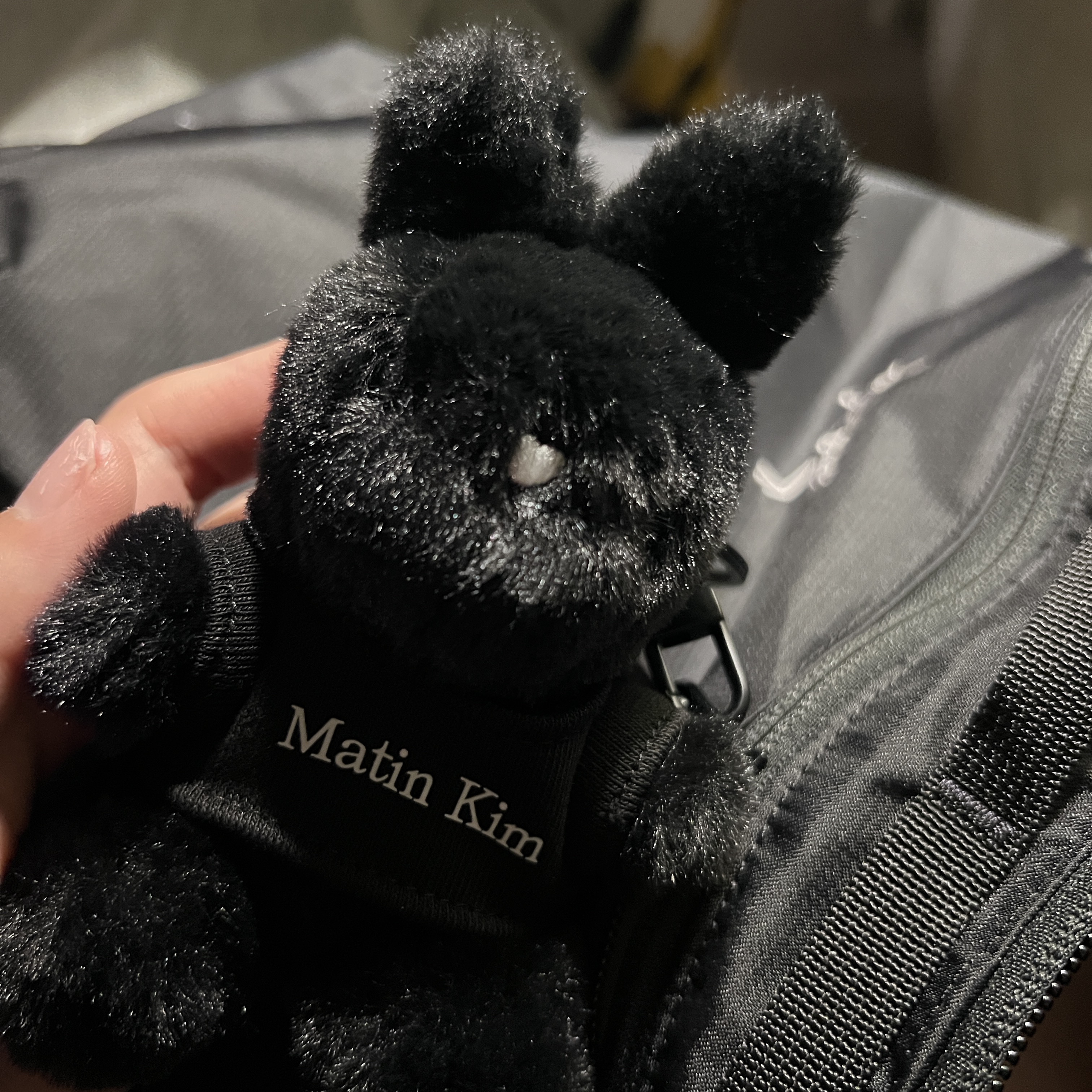 Matin Kim Black Bunny Toy Keyring Black, Arc'teryx Heliad 15 Backpack Black 착용 스타일 - 2
