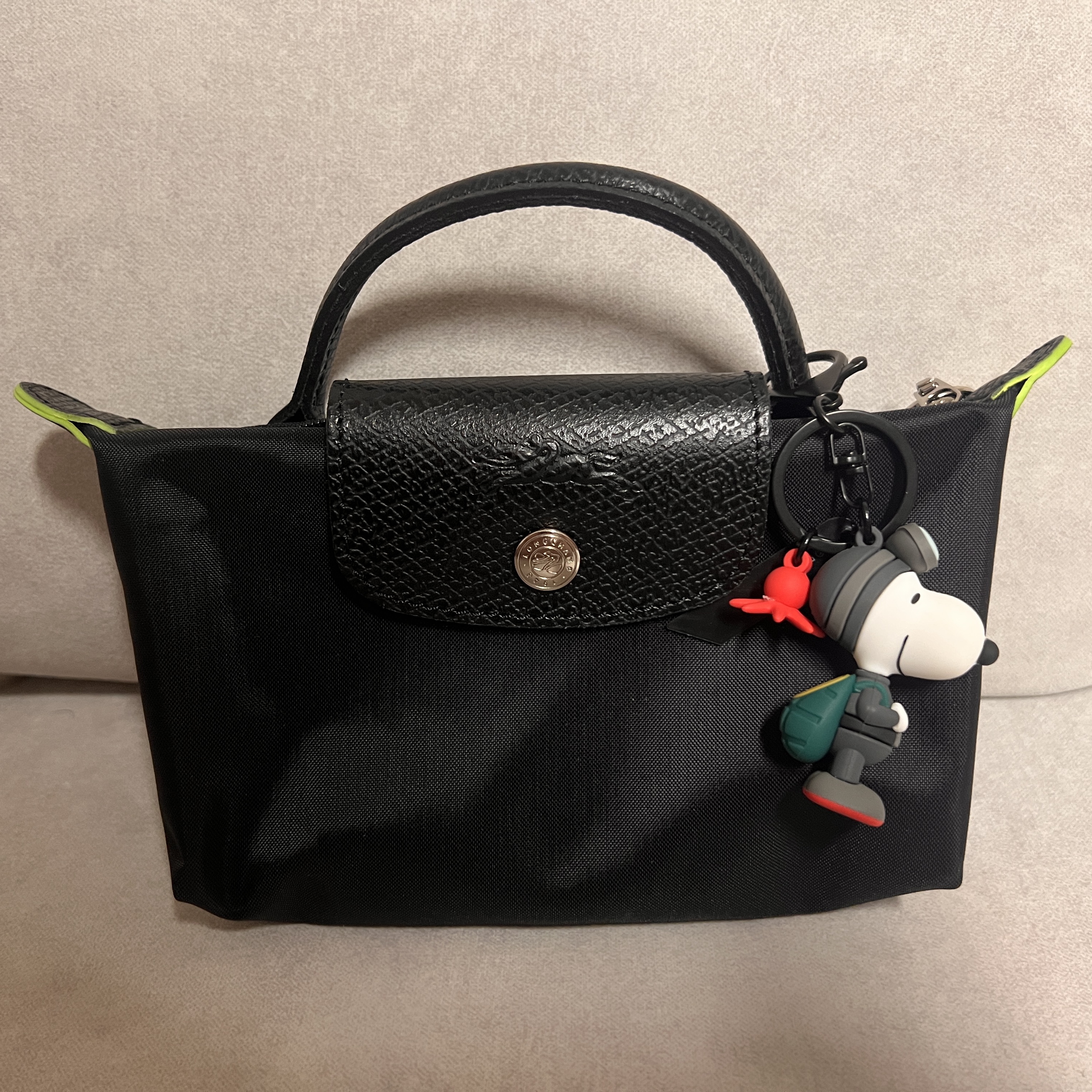 Longchamp Le Pliage Green Handle Pouch Black 착용 스타일