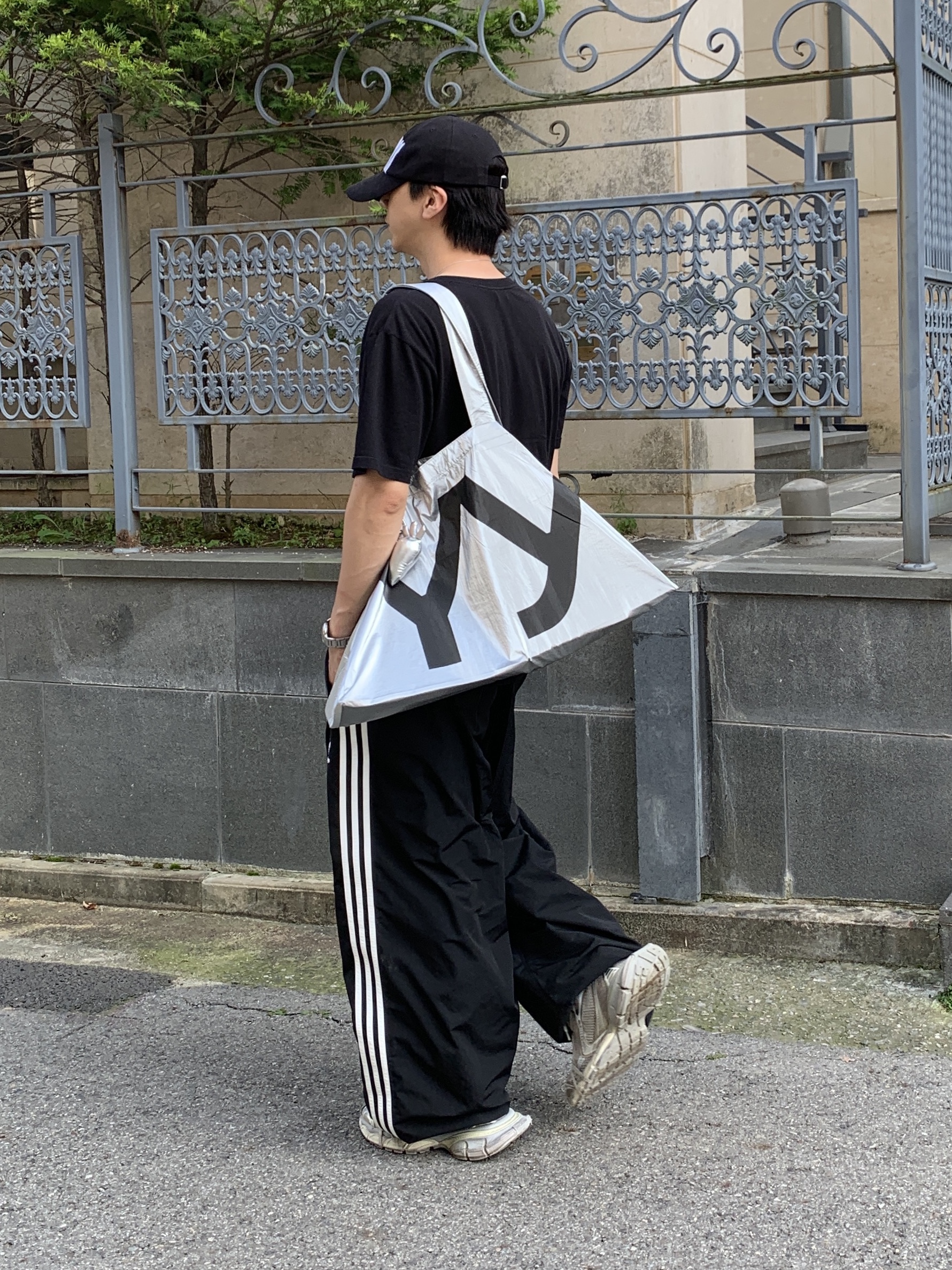 Balenciaga x Adidas Tracksuit Trousers Black, (W) Balenciaga 3XL Sneakers Light Beige 착용 스타일 - 2