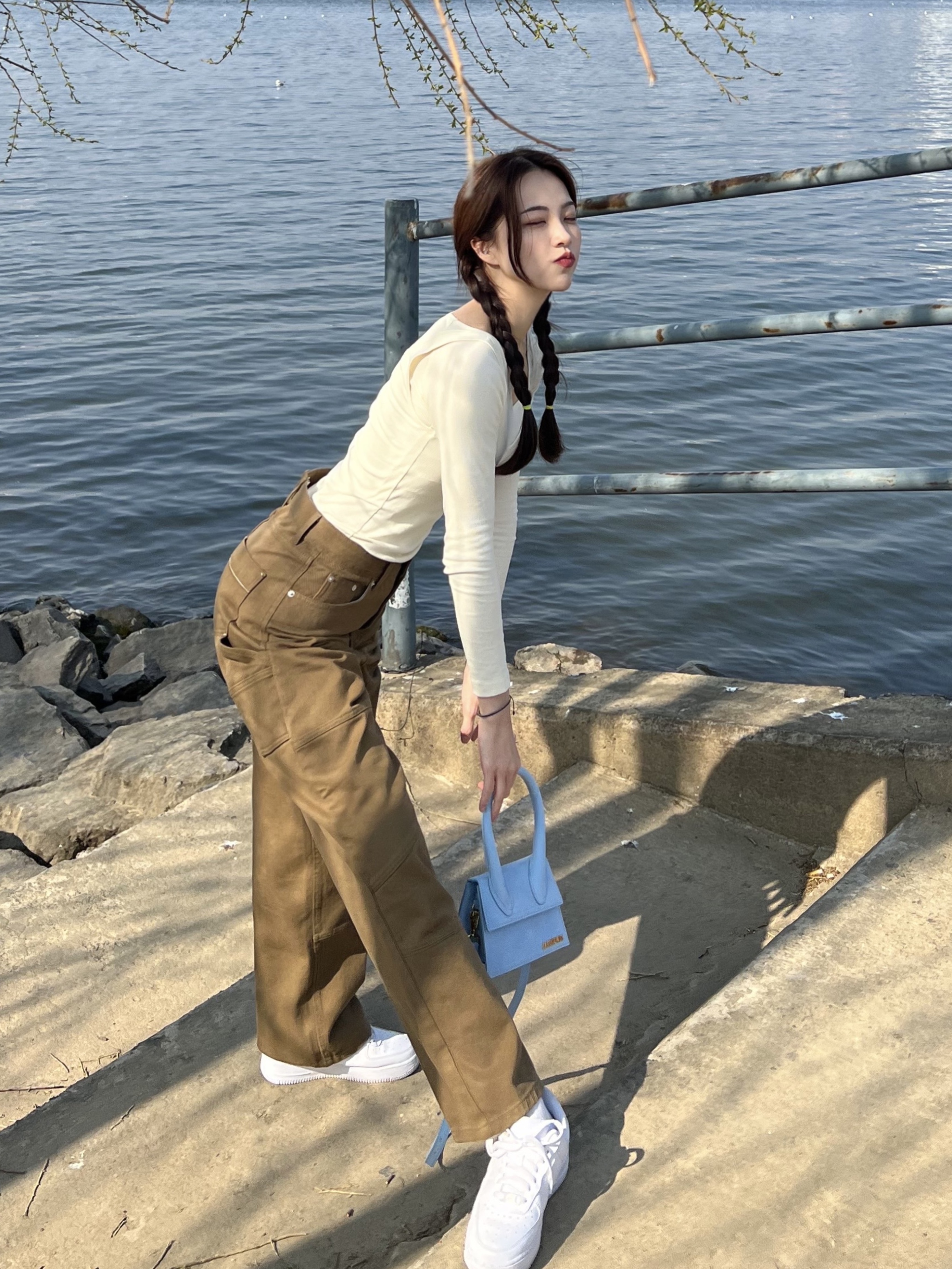 Jacquemus Le Chiquito Moyen Signature Handbag Pale Blue, (W) Nike Air Force 1 '07 Low White 착용 스타일 - 1