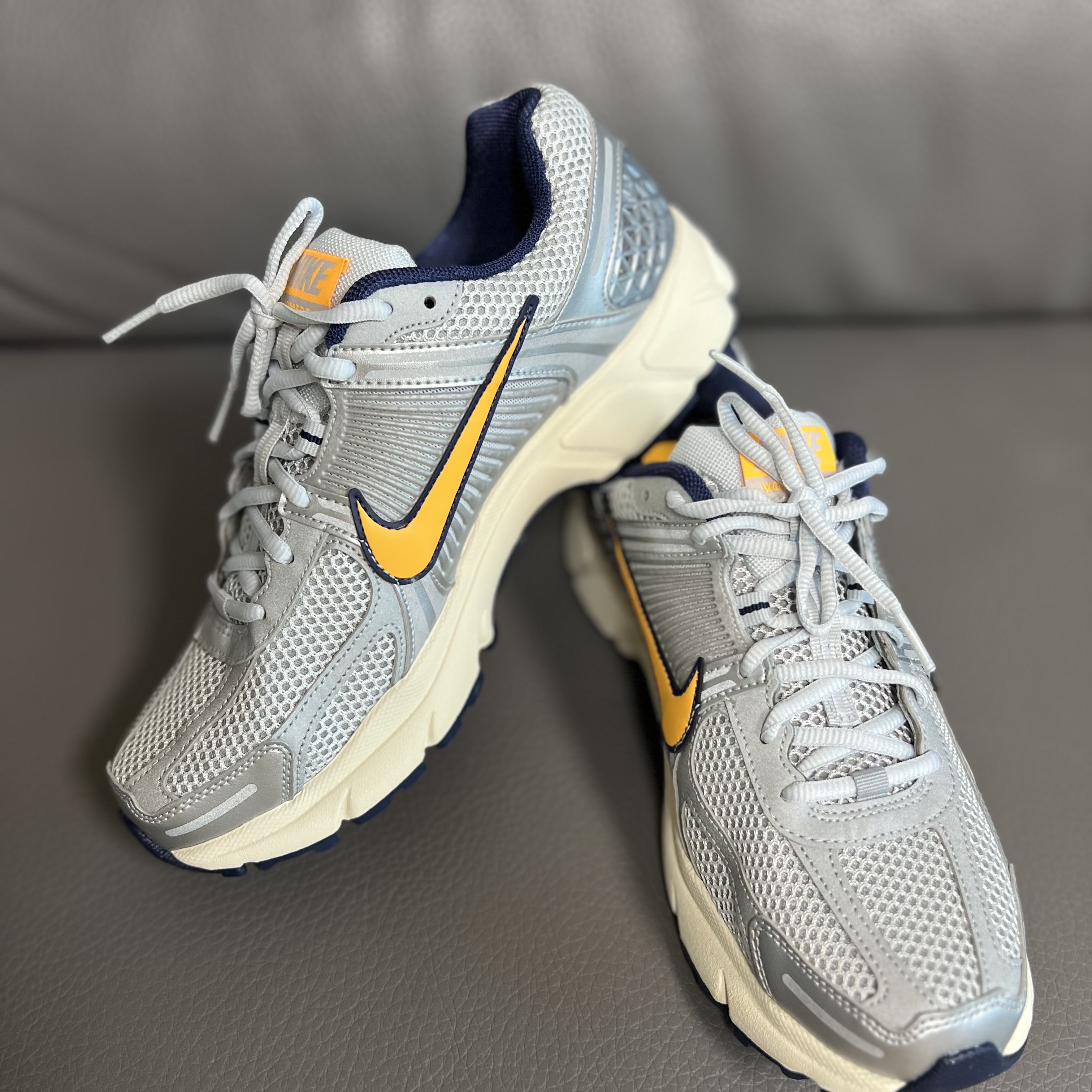 Nike Zoom Vomero 5 Pure Platinum and Laser Orange 착용 스타일