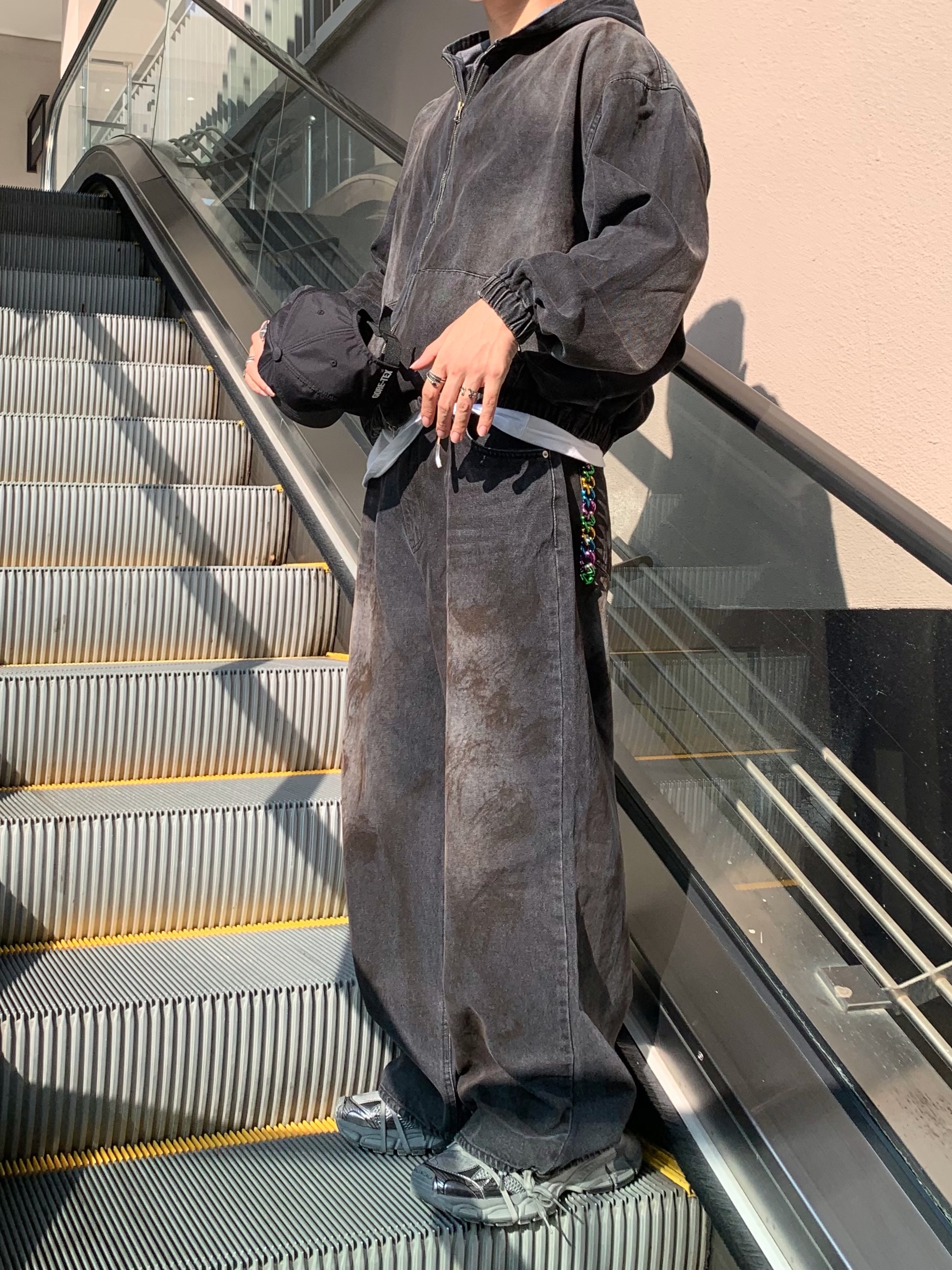 Balenciaga 3XL Sneakers Grey Black 착용 스타일 - 4