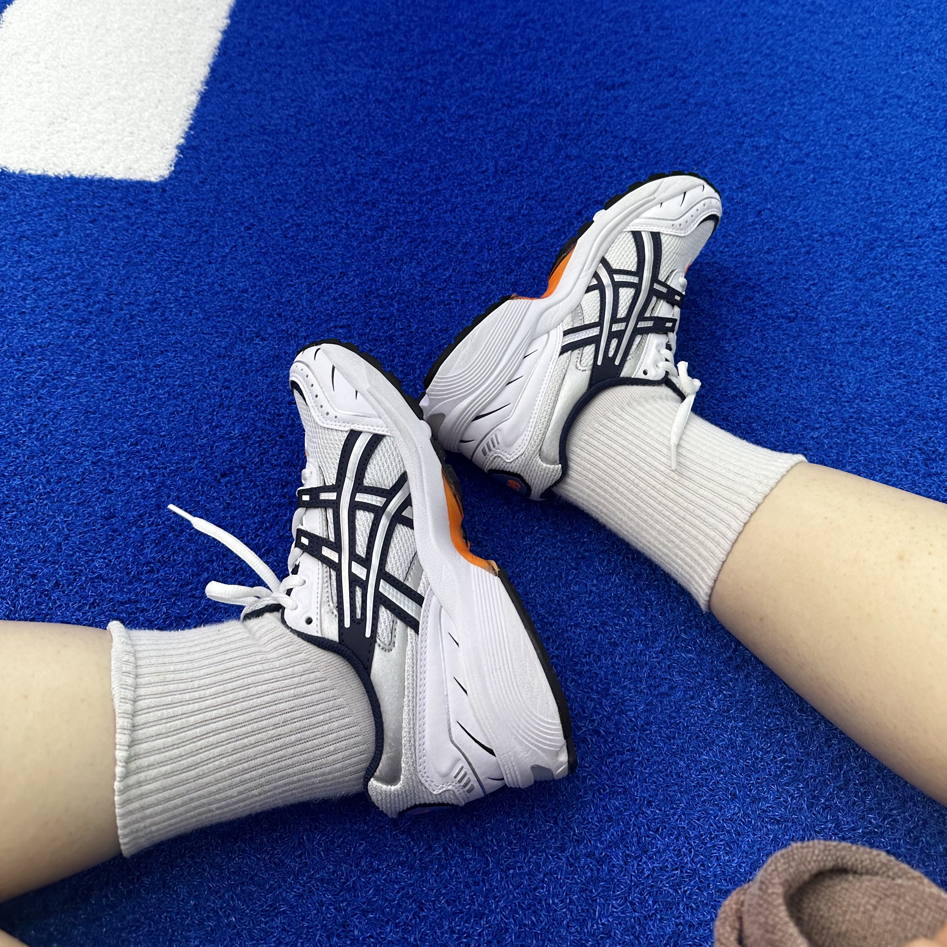 Asics Gel-1090 White Midnight 착용 스타일