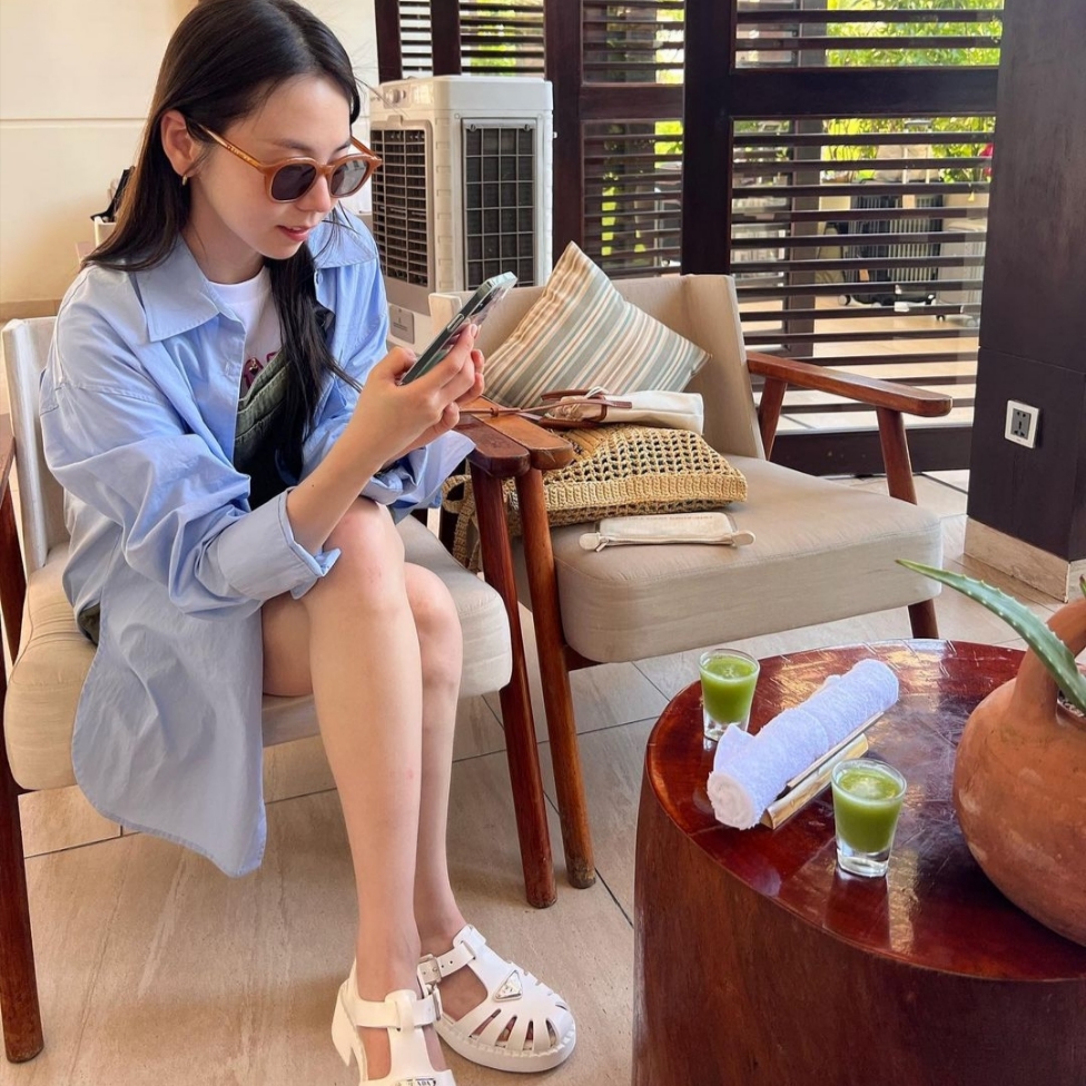 Prada Rubber Sandal White 착용 스타일