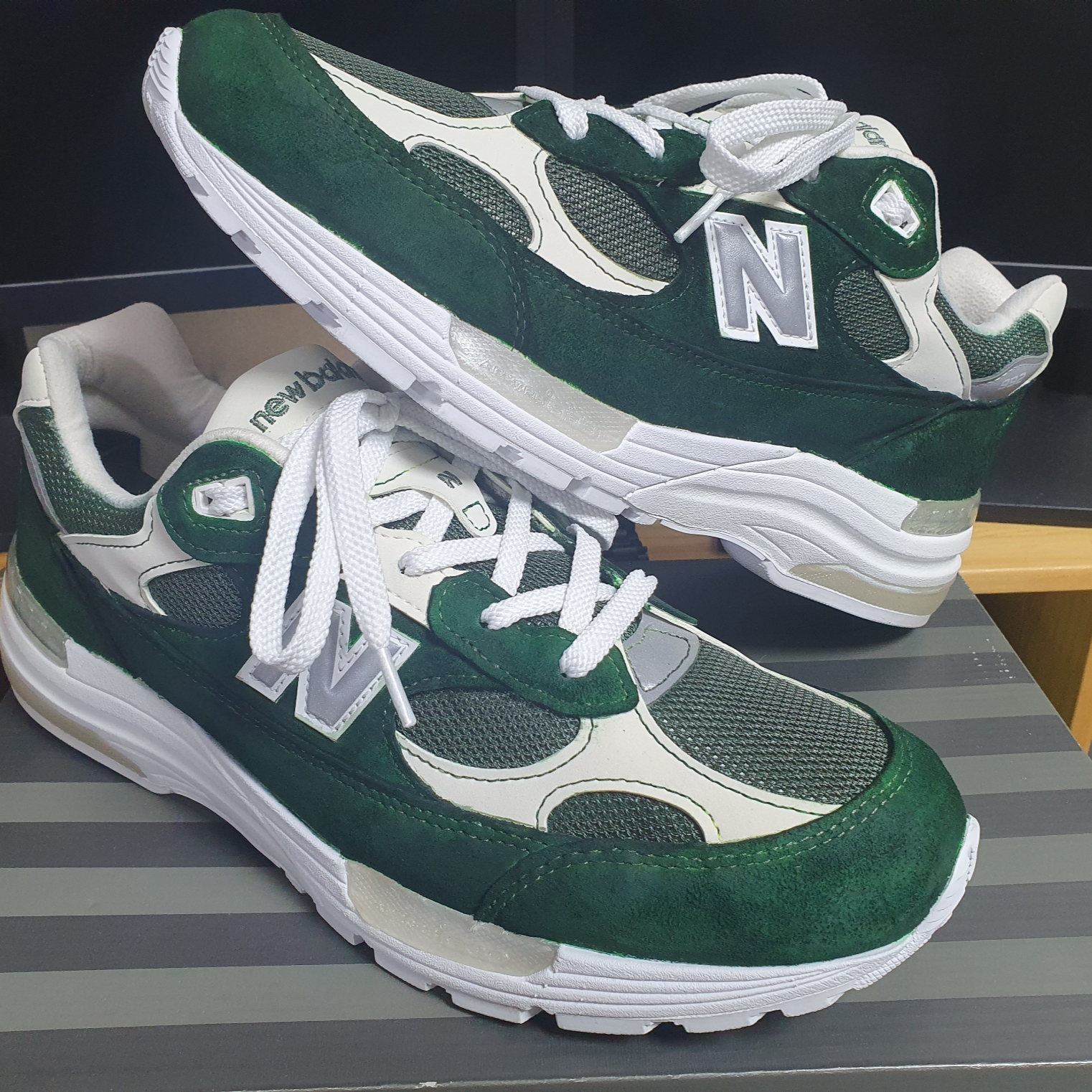 New Balance 992 Made in USA White Silver, New Balance x JJJJound 992 Made in USA Mossy Green 착용 스타일 - 1
