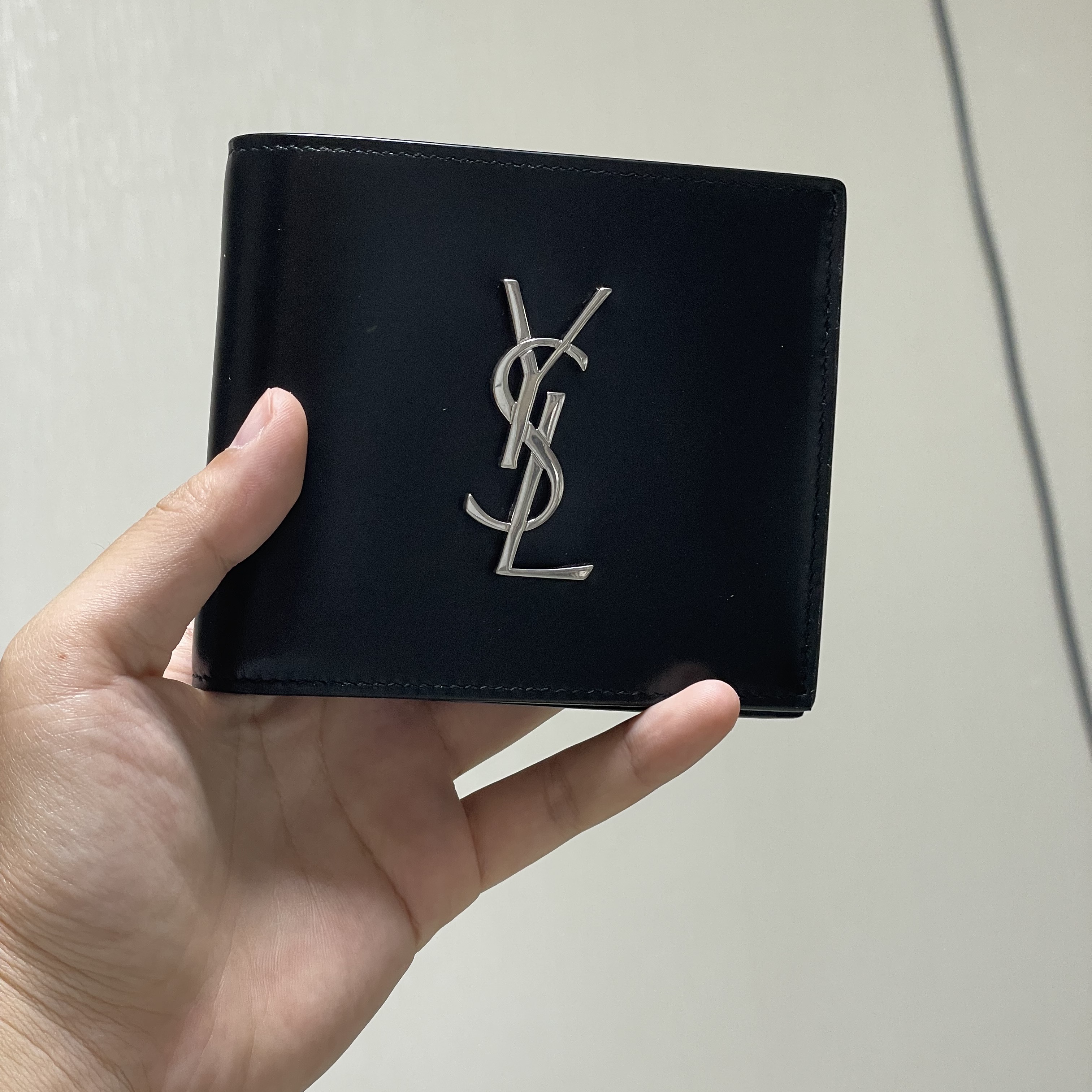 Saint Laurent East/West Monogram Wallet in Smooth Leather Black 착용 스타일 - 2