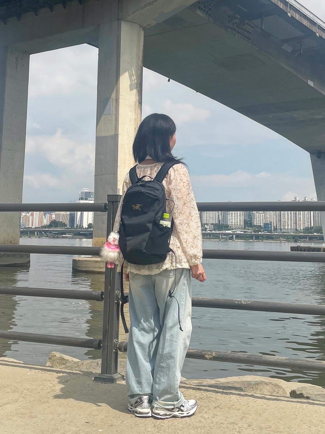 Arc'teryx Mantis 16 Backpack Black, Cosymosy Ugly Bird Keyring White 착용 스타일
