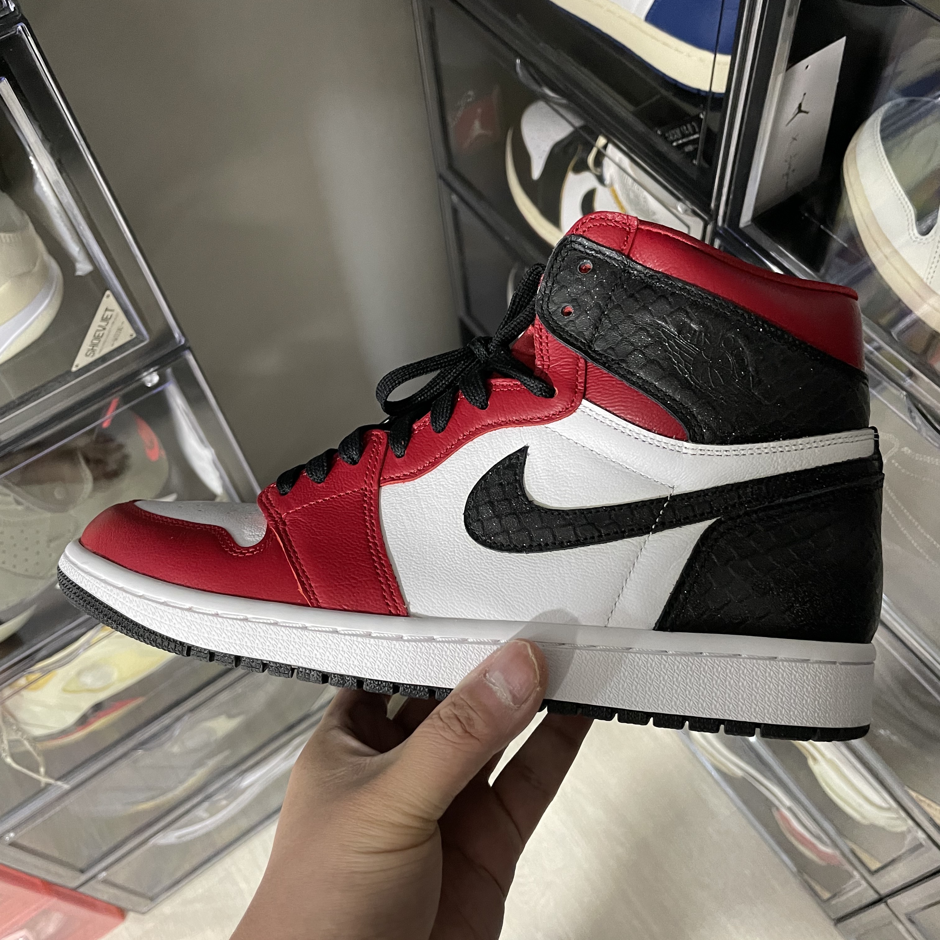(W) Jordan 1 Retro High Satin Red 착용 스타일