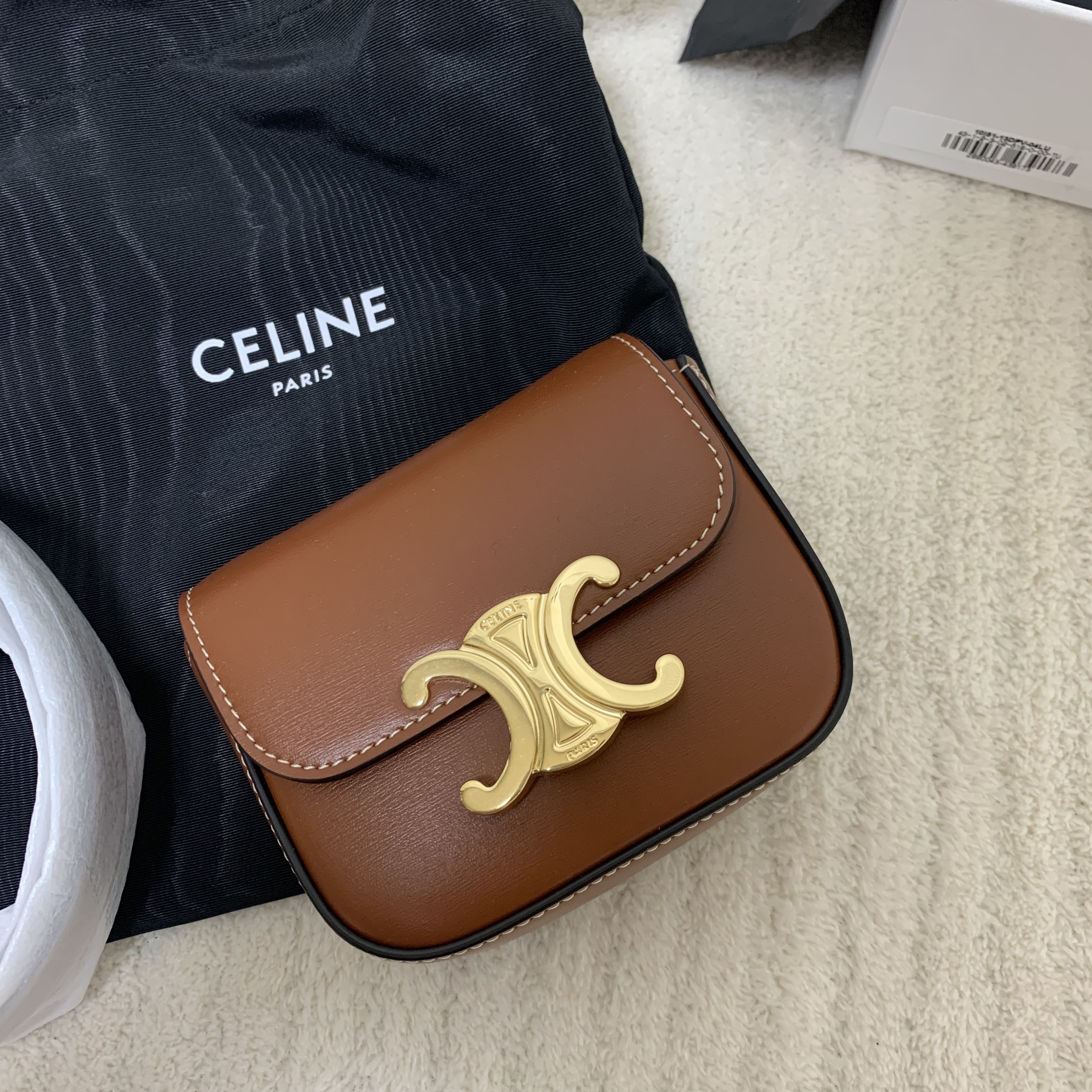 Celine Mini Claude in Shiny Calfskin Black 착용 스타일