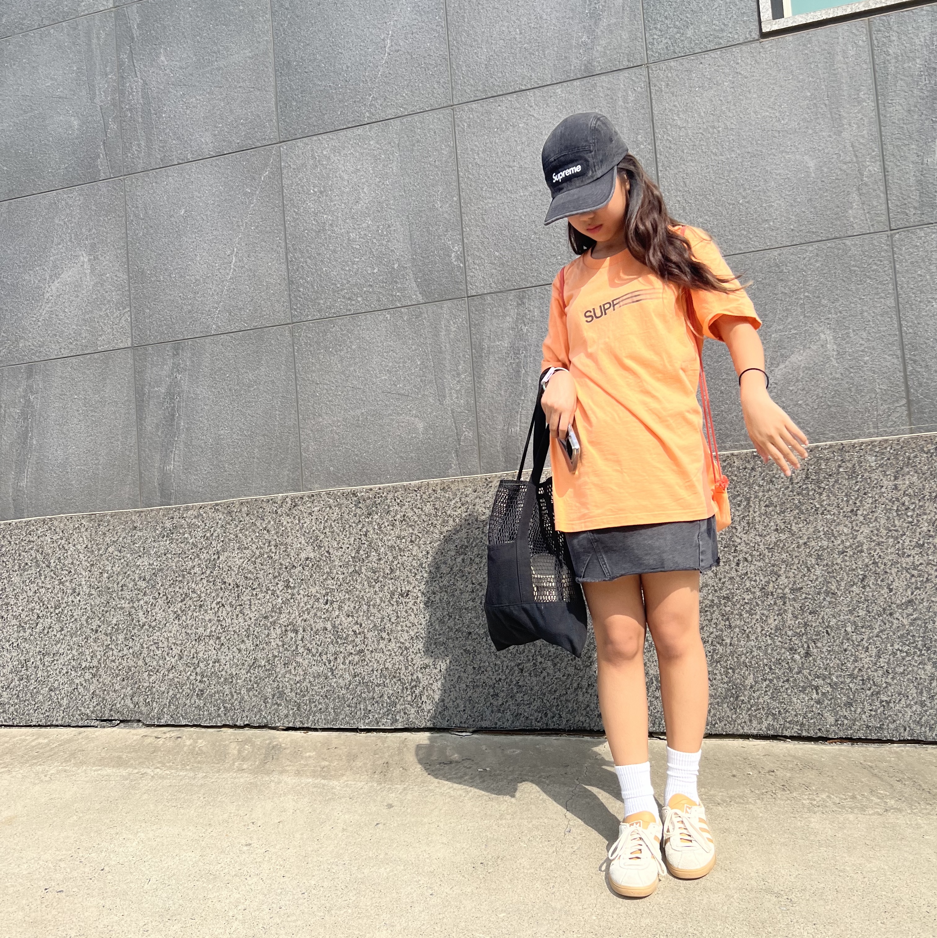Supreme Denim Camp Cap Black - 24SS, Supreme Motion Logo T-Shirt Peach - 23SS 착용 스타일