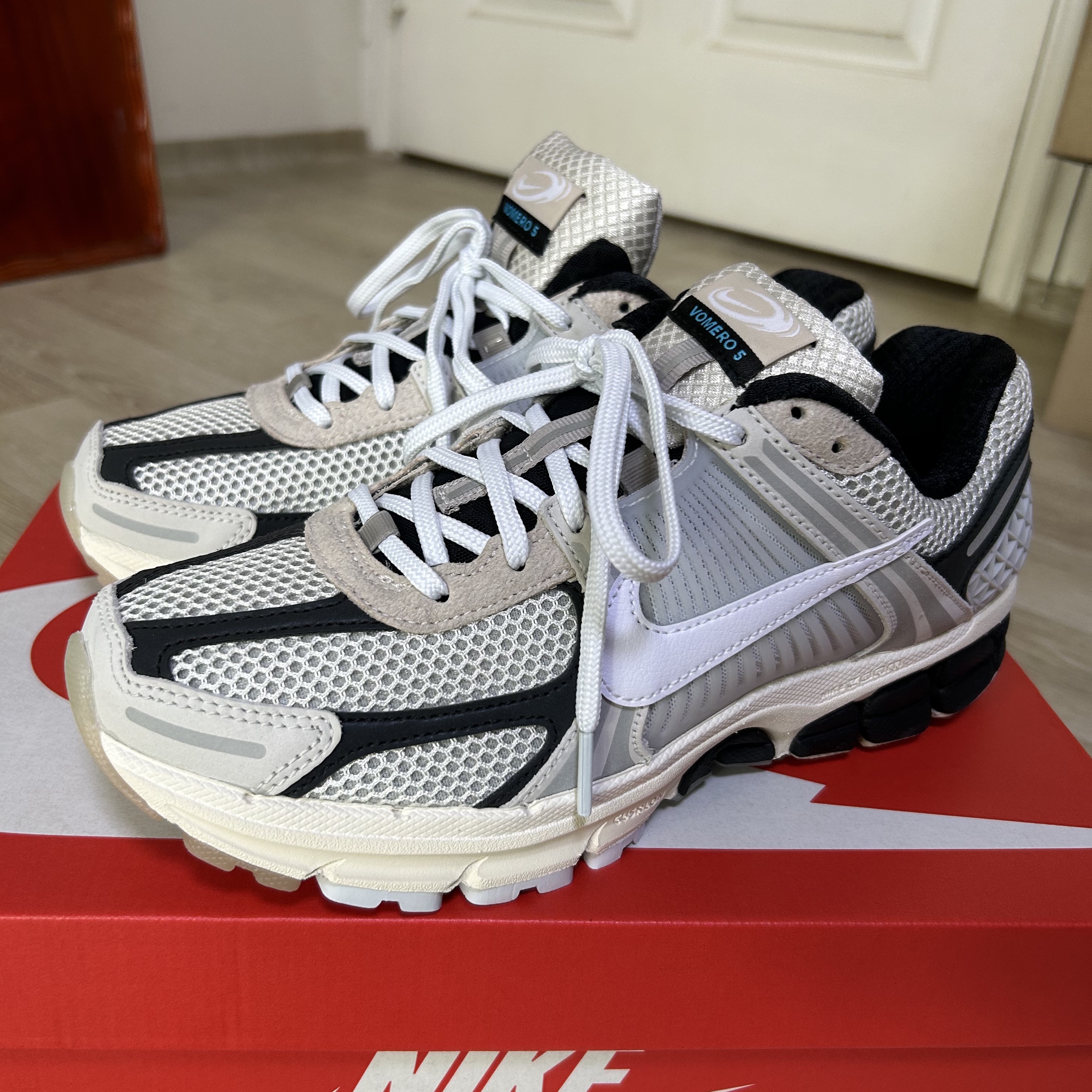 Nike Zoom Vomero 5 Light Bone and Black 착용 스타일