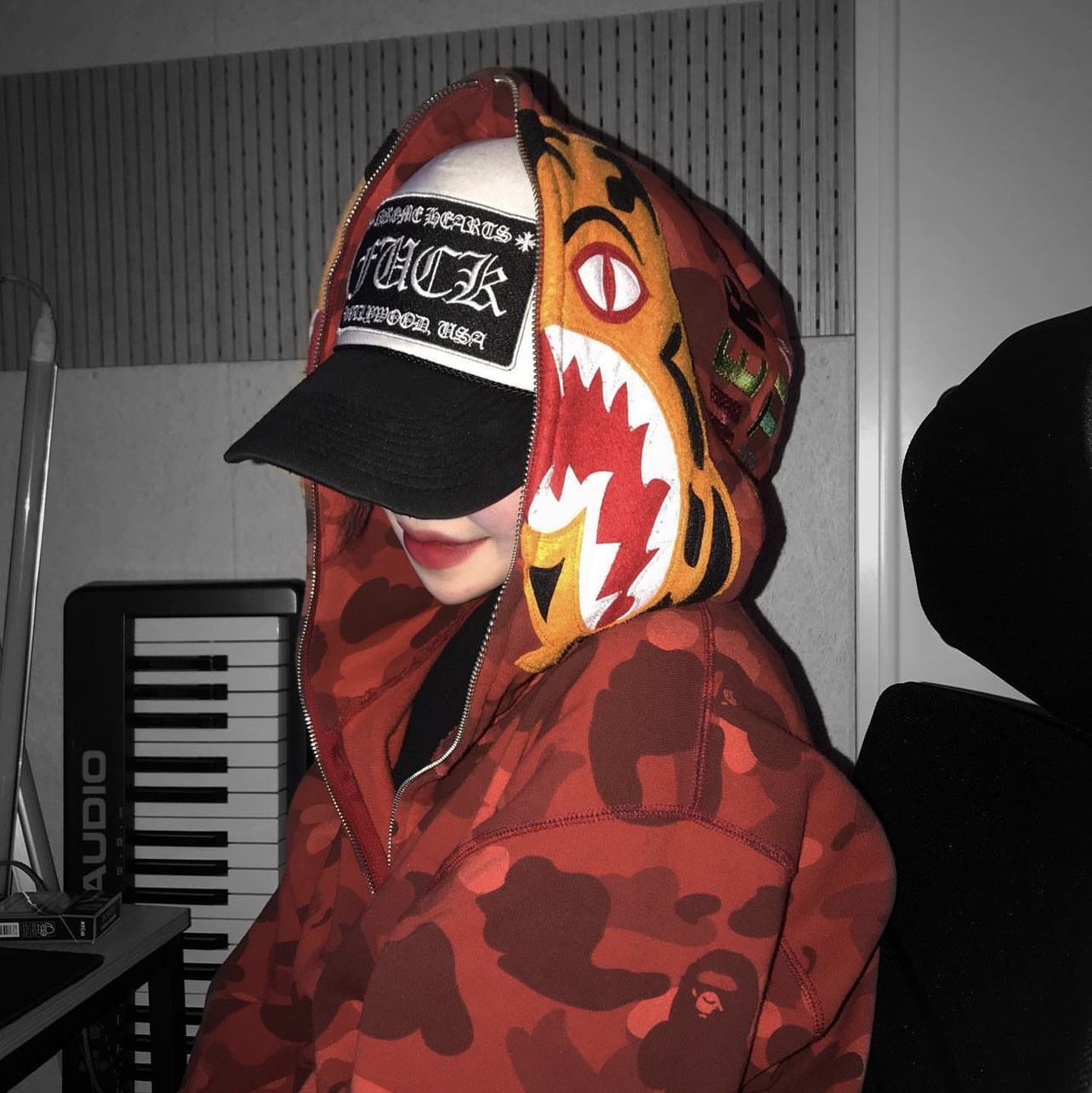 Chrome Hearts Fuck Hollywood Trucker Hat Black White 착용 스타일