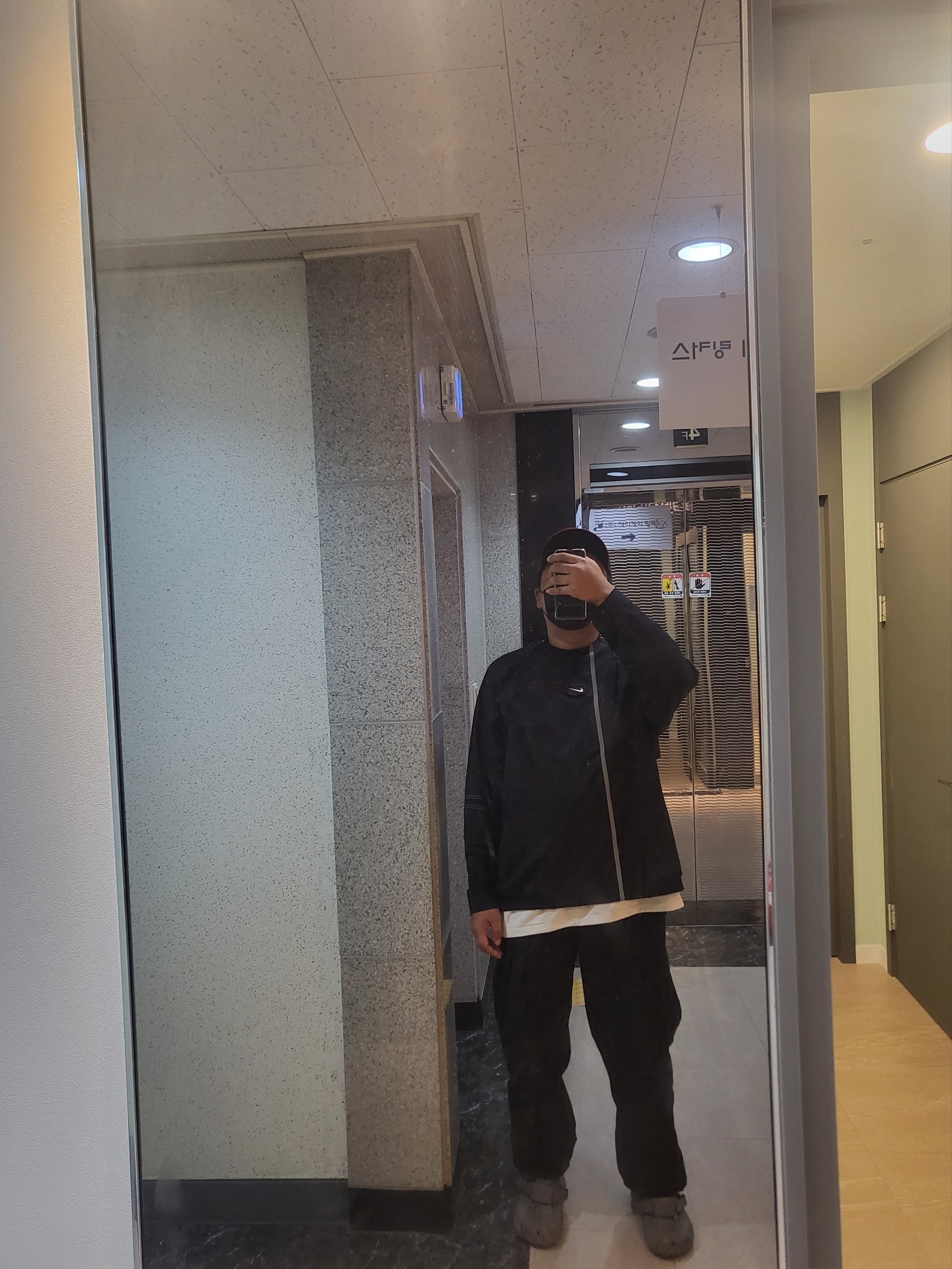 (W) Nike x Drake Nocta NRG LR L/S Crew Black (DV3631-010), Crocs x Salehe Bembury Pollex Clog Niagara 착용 스타일