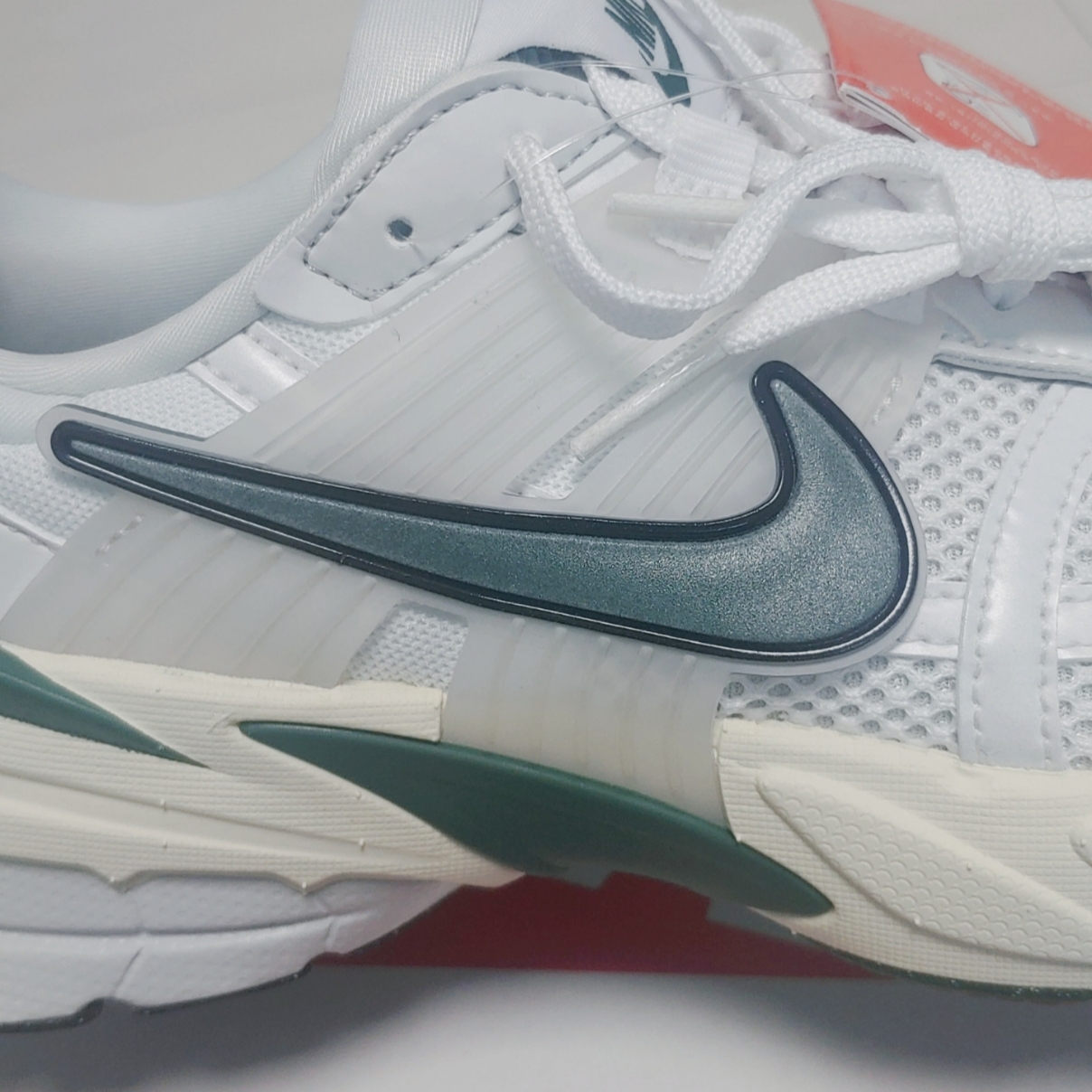 Nike V2K Run White Fir 착용 스타일 - 4