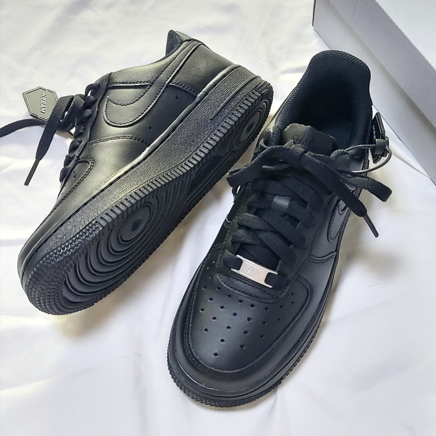 (W) Nike Air Force 1 '07 Low Triple Black 착용 스타일 - 1