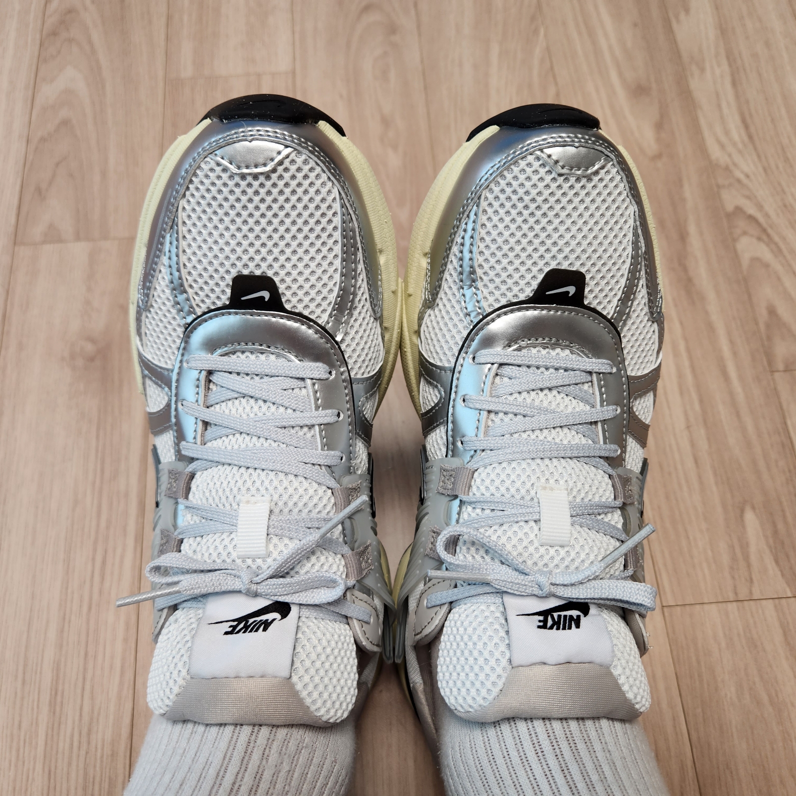Nike V2K Run Summit White Metallic Silver 착용 스타일 - 3