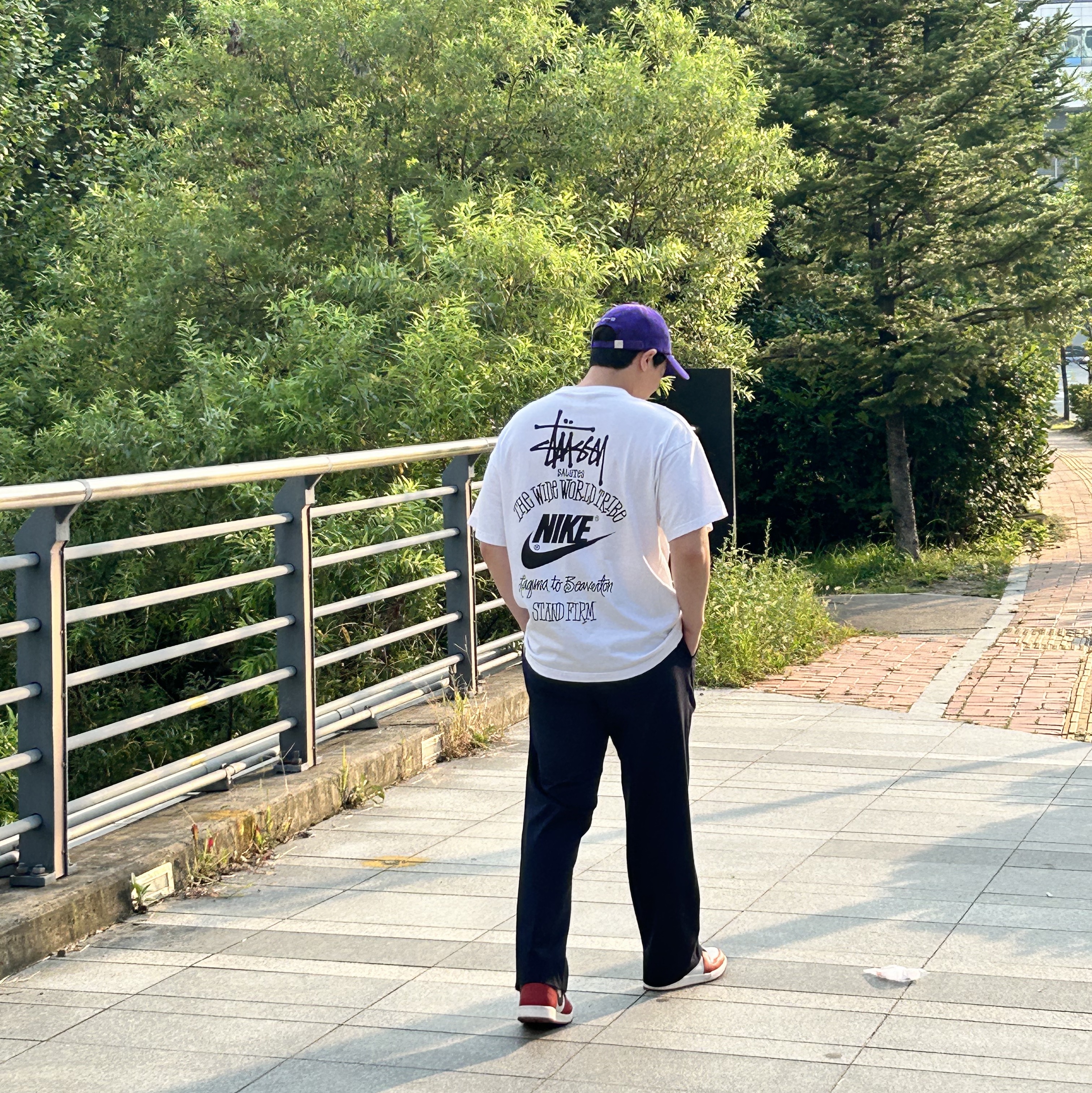Emis Wappen Ball Cap Purple, Nike x Stussy T-Shirt White (DV1775-100) 착용 스타일