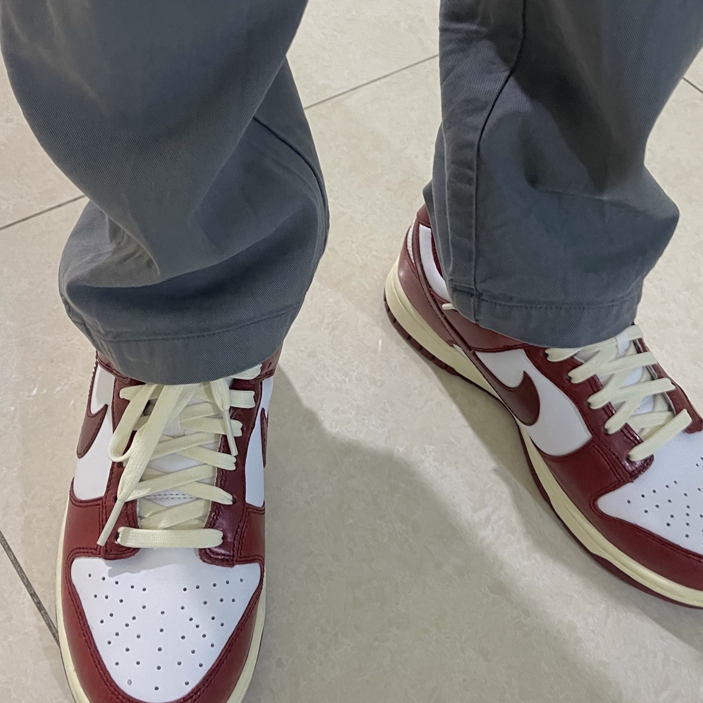 (W) Nike Dunk Low Retro PRM Team Red and White 착용 스타일 - 3