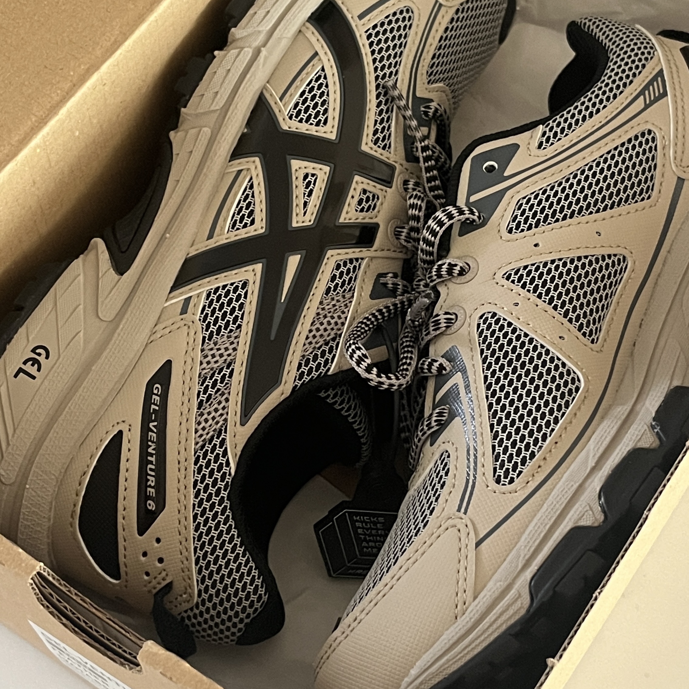 Asics Gel-Venture 6 Feather Grey Black 착용 스타일