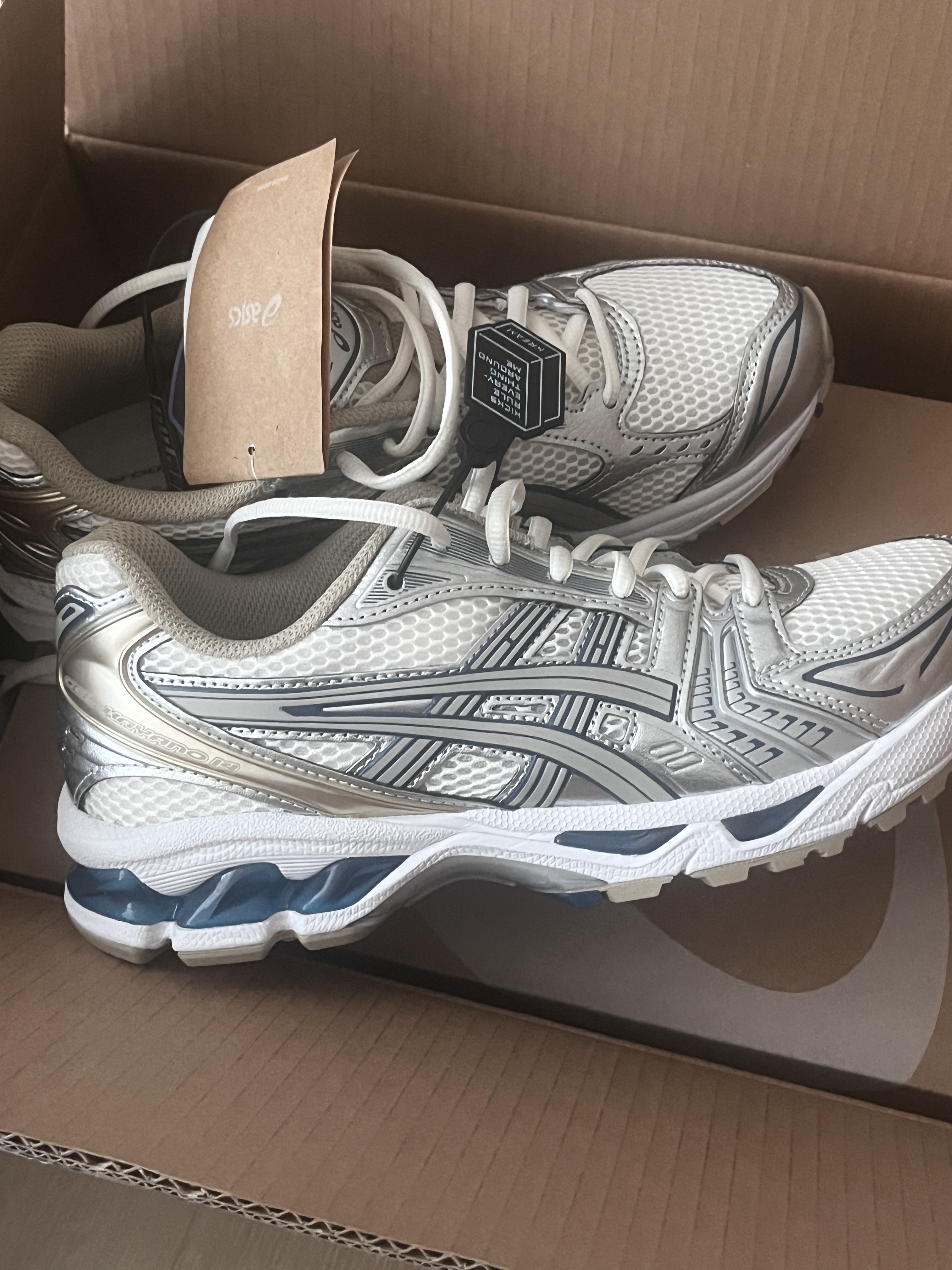 Asics Gel-Kayano 14 Cream Pure Silver 착용 스타일