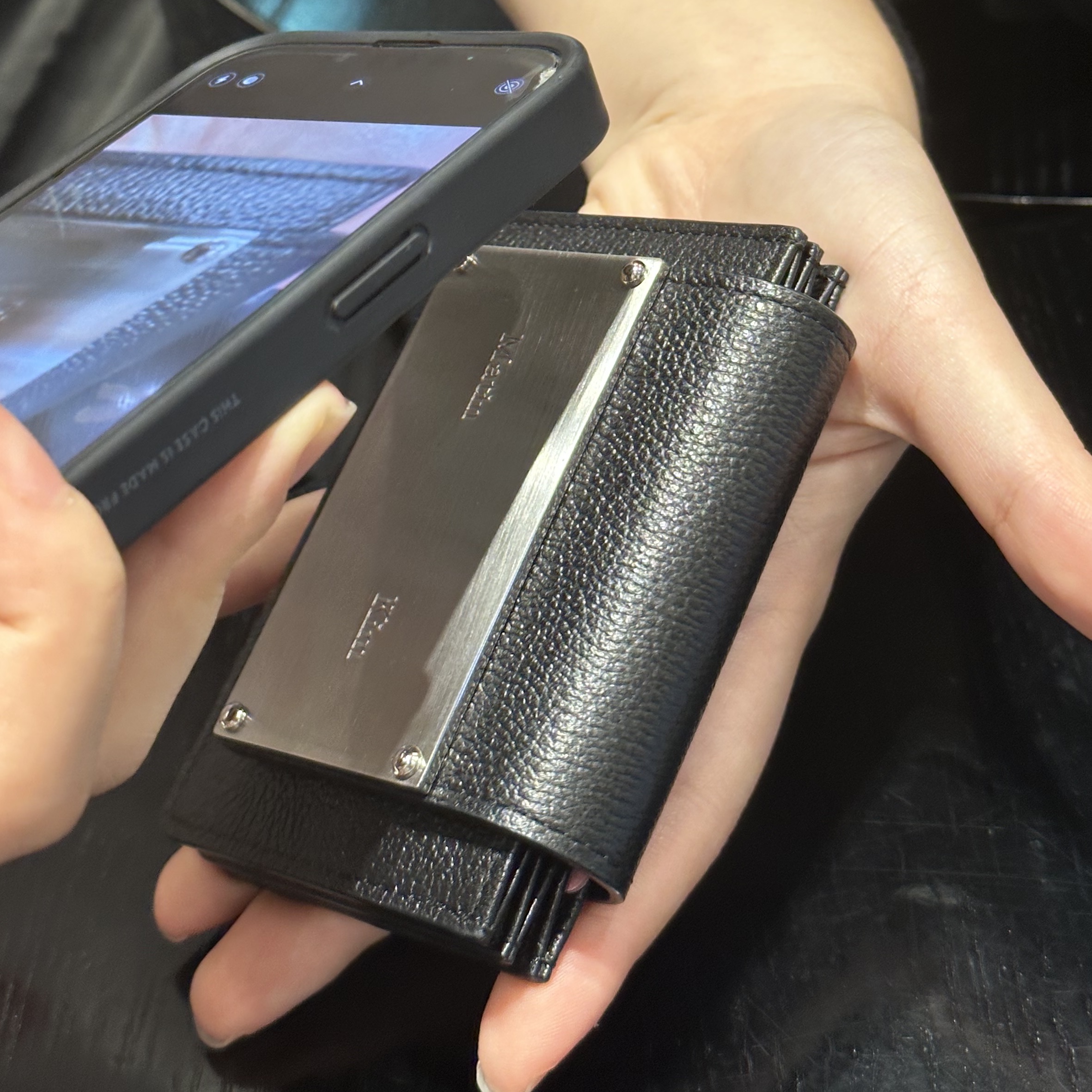 Matin Kim Accordion Wallet Black 착용 스타일