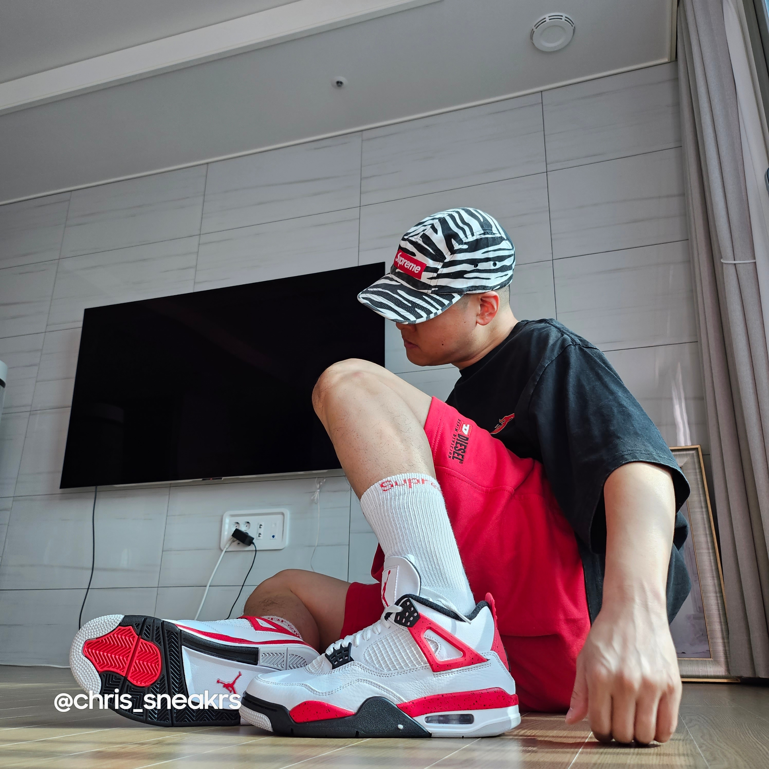 Supreme Washed Chino Twill Camp Cap Zebra - 22FW, Supreme Hanes Crew Socks White (4 Pack) 착용 스타일 - 3