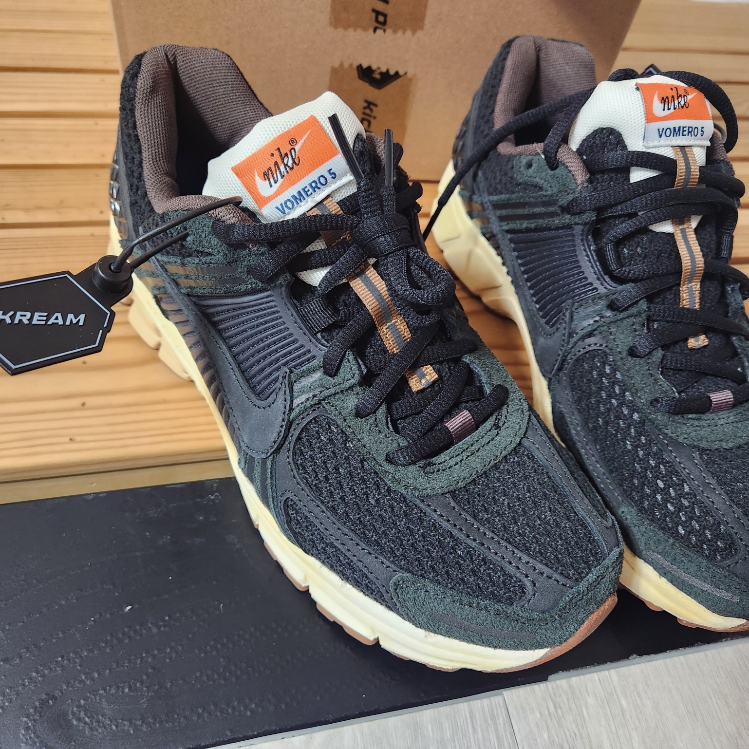 (W) Nike Zoom Vomero 5 Black 착용 스타일 - 2