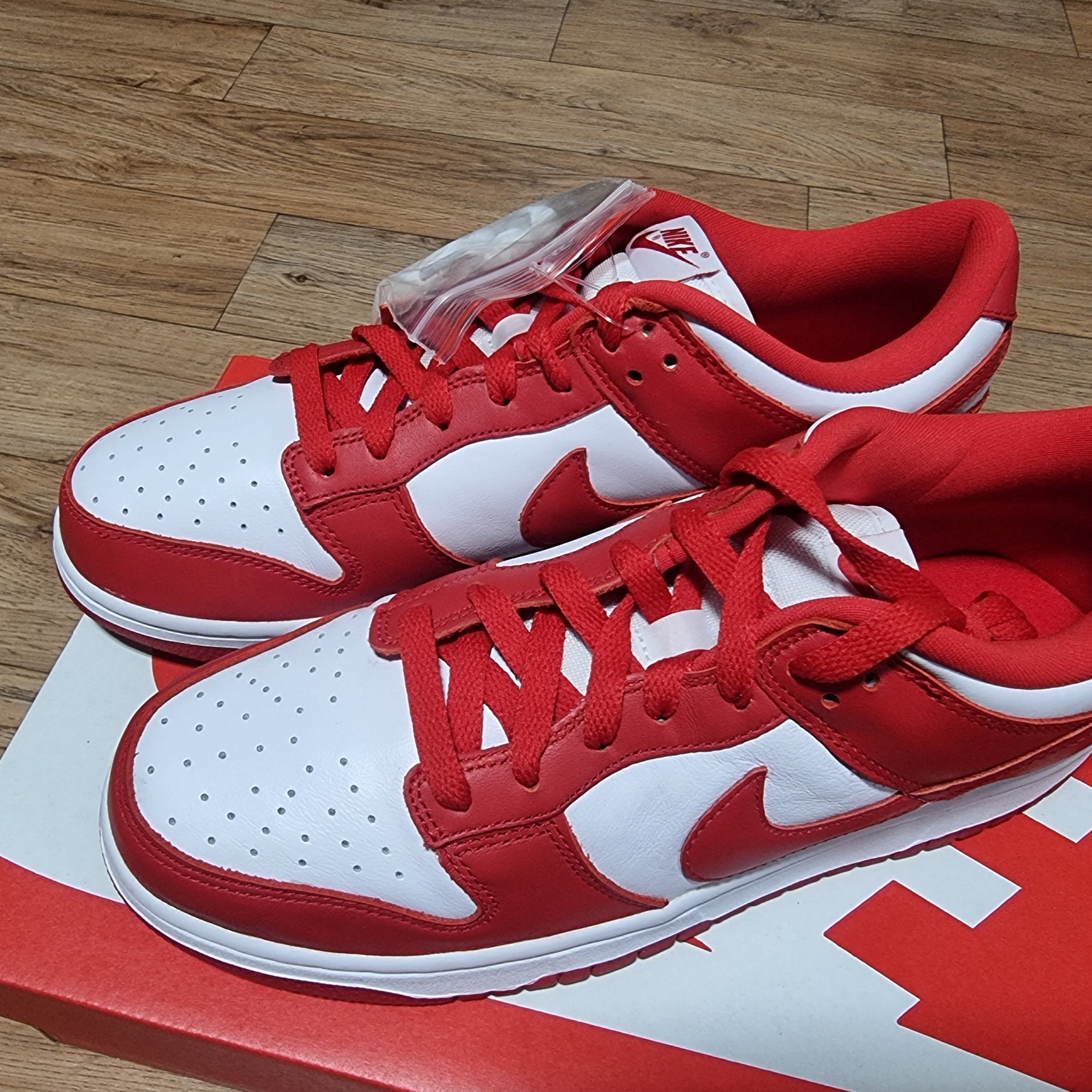 Nike Dunk Low SP White and University Red 2023 착용 스타일 - 3