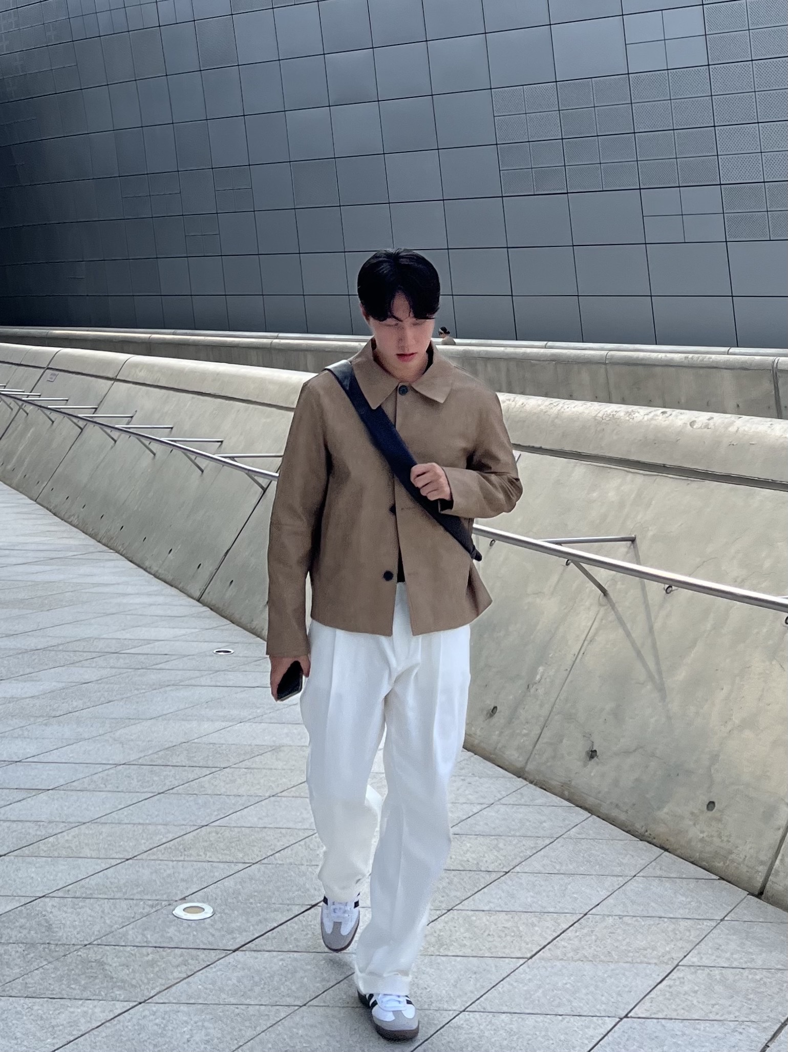 Adidas Samba Vegan White Black, Lemaire Large Croissant Bag Soft Nappa Leather Dark Olive 착용 스타일 - 1